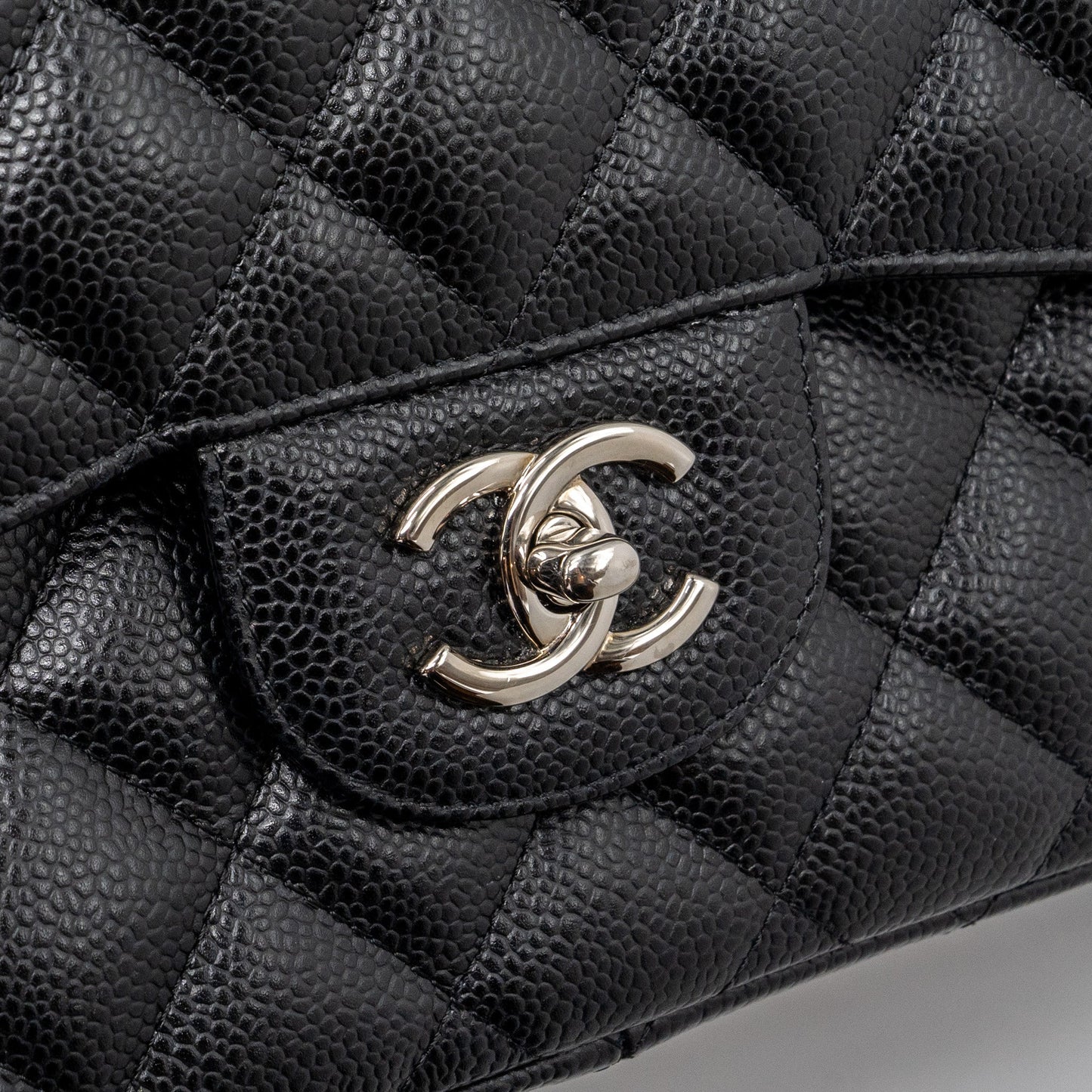 CHANEL JUMBO CLASSIC DOUBLE FLAP Caviar BLACK SHW