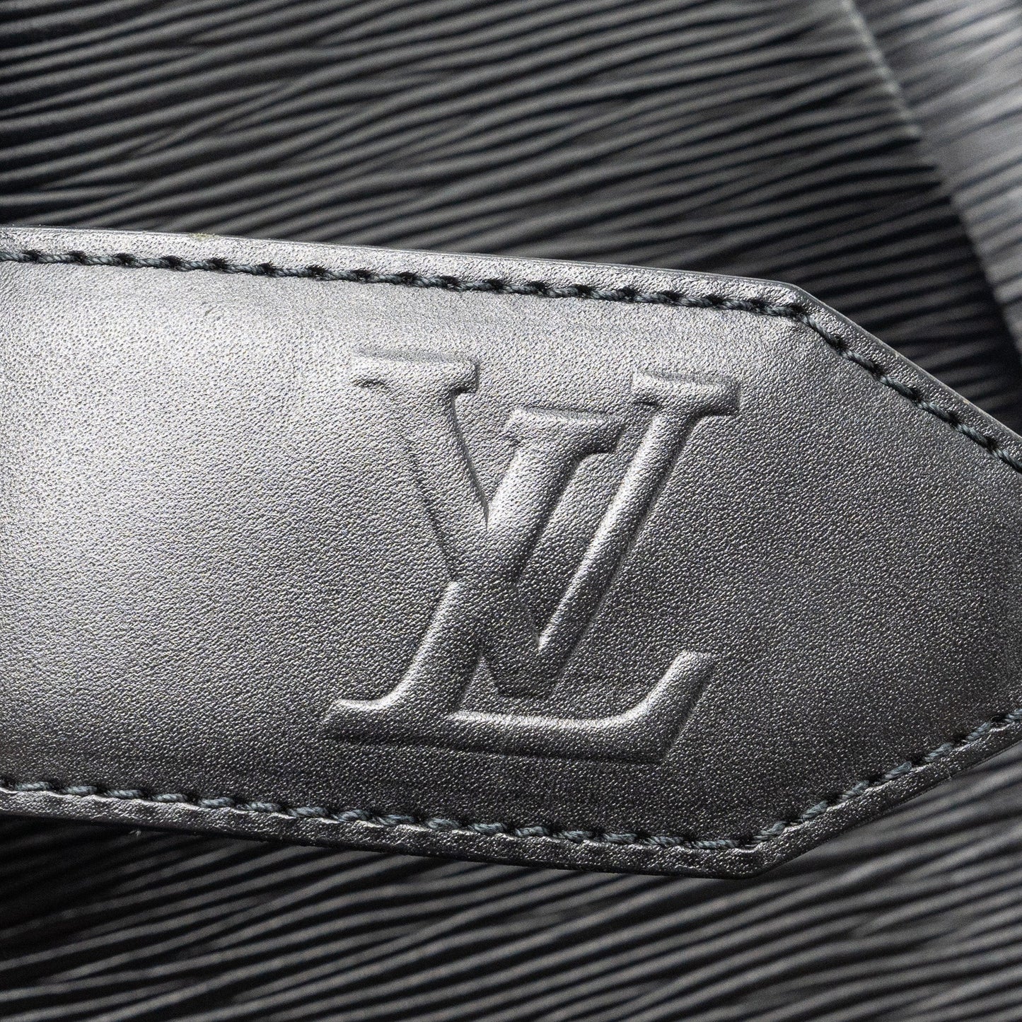 Louis Vuitton vintage sac Seau bucket crossbody badge epi black SHW