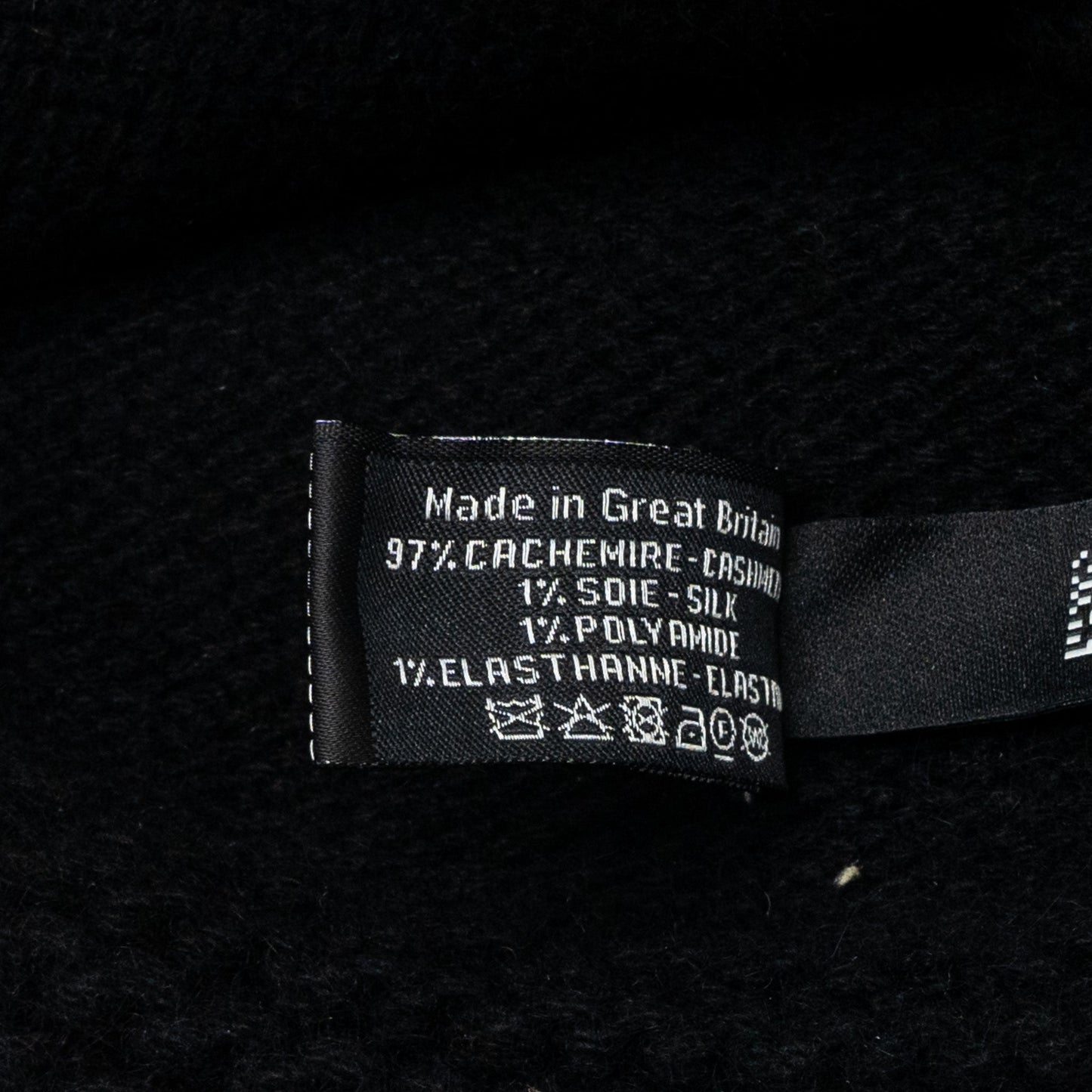 Chanel 23A cashmere beanie / hat black / white