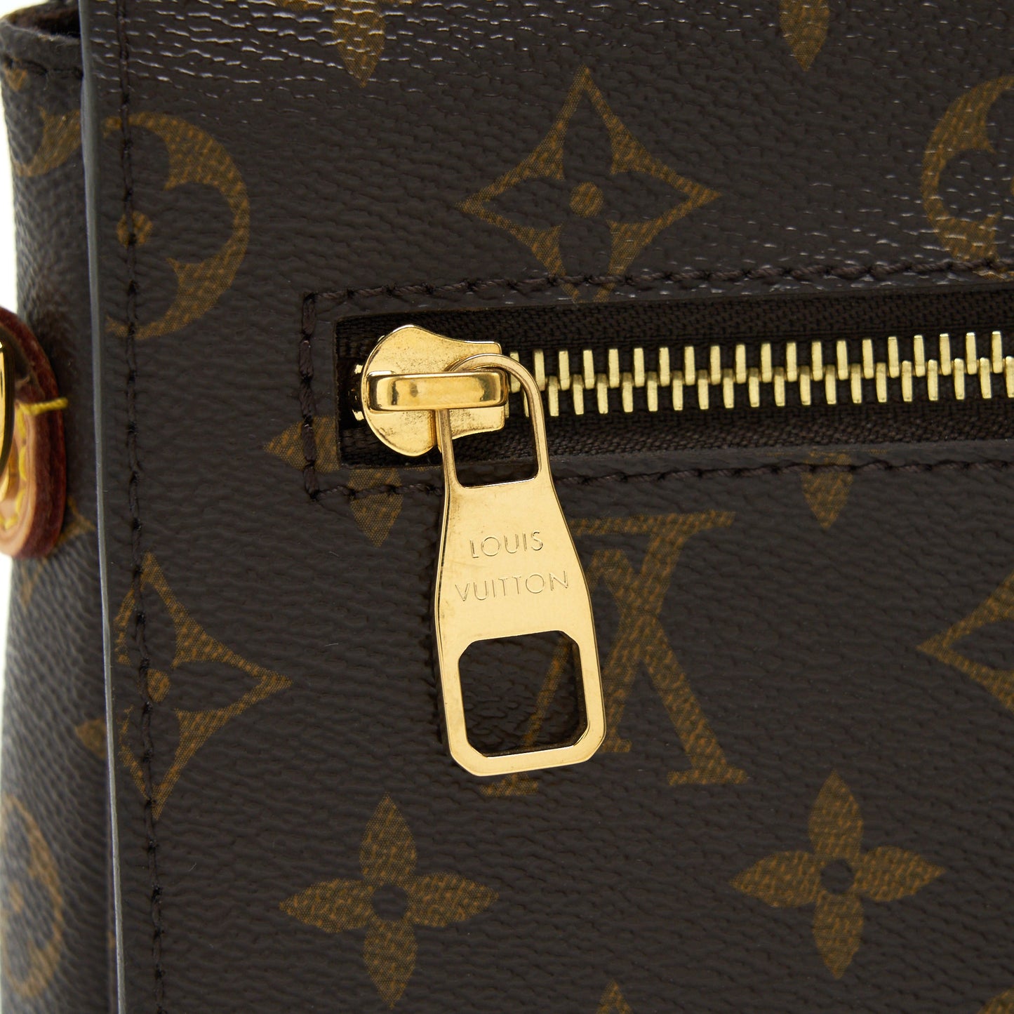 LOUIS VUITTON Pochette Metis Monogram Canvas
