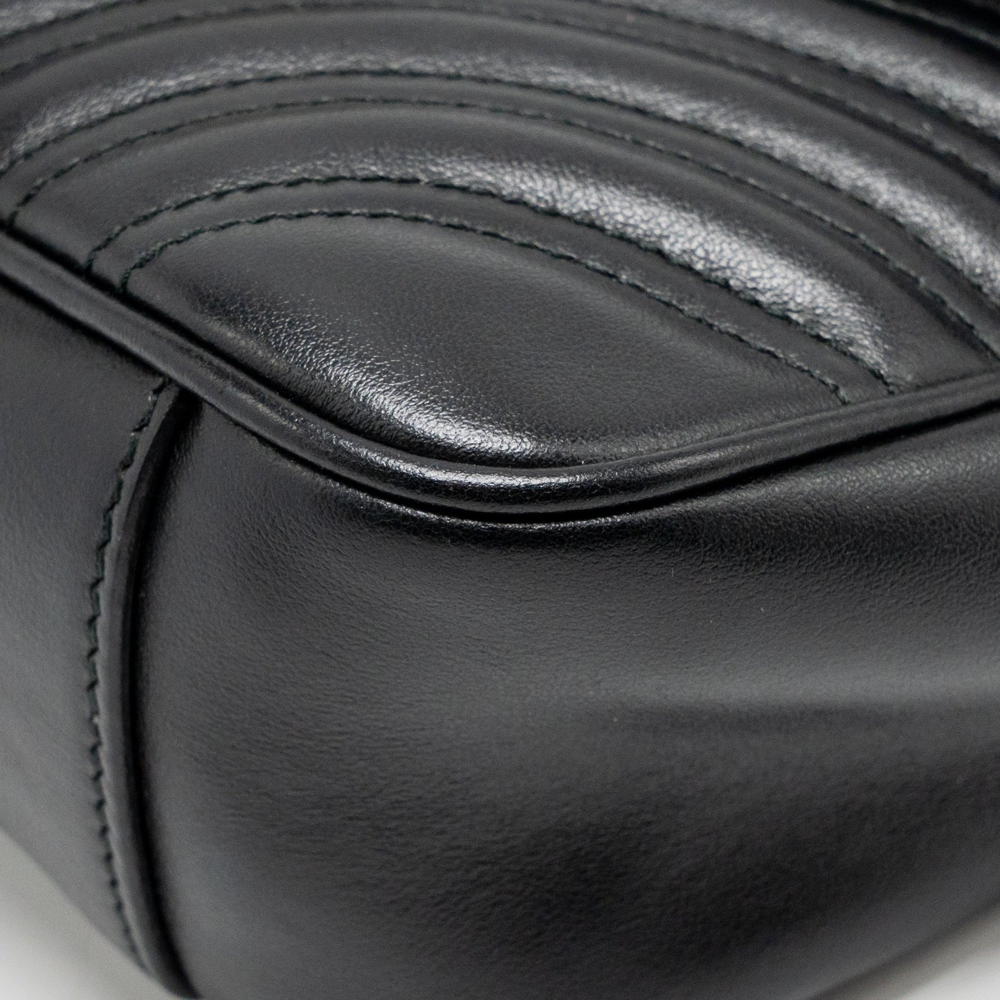 Gucci Medium GG Marmont shoulder Bag Calfskin Black GHW