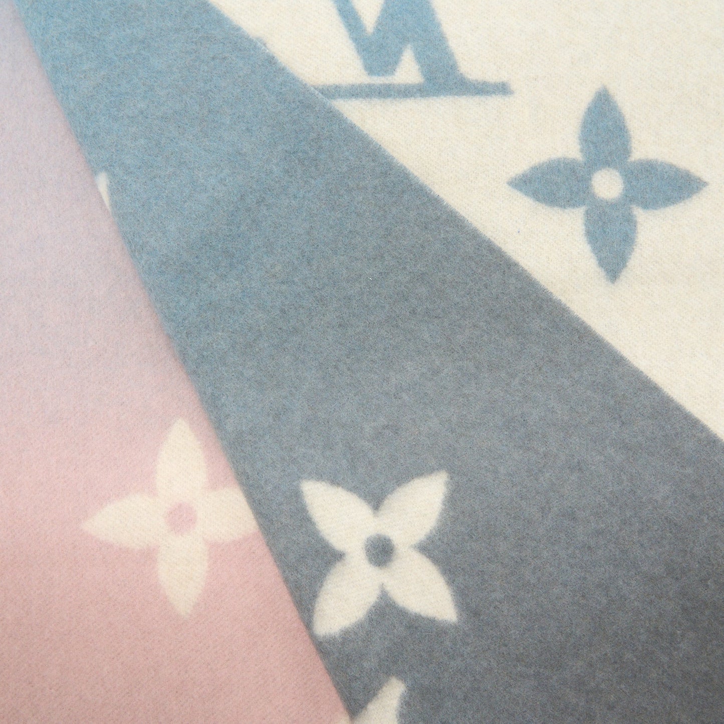 Louis Vuitton Reykjavik Gradient Scarf 190 x 45cm Cashmere Blue Rose