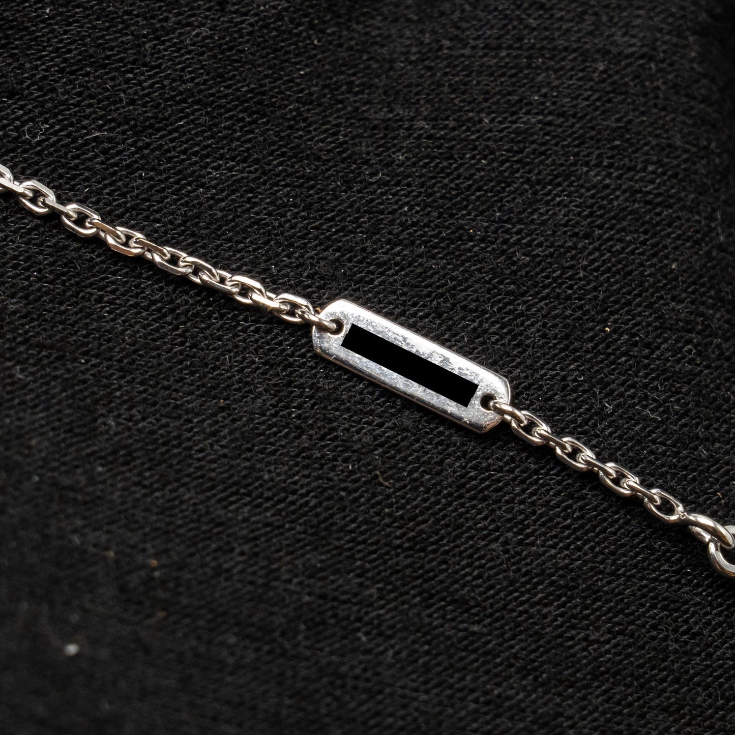 Van cleef and arpels 2022 holiday Limited vintage Alhambra pendant porcelain / white gold / diamond
