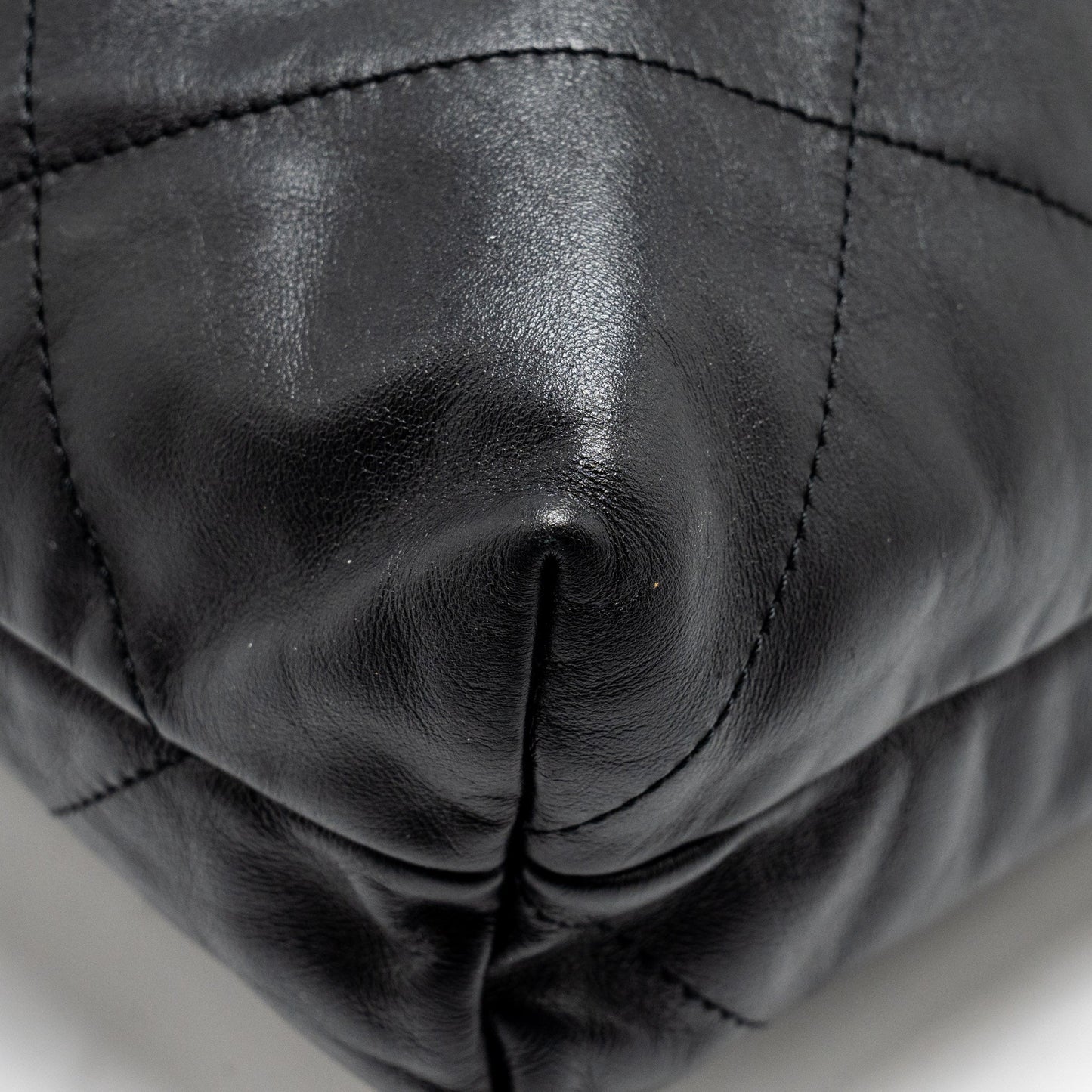 Chanel medium 22 bag Calfskin Black SHW (Microchip)