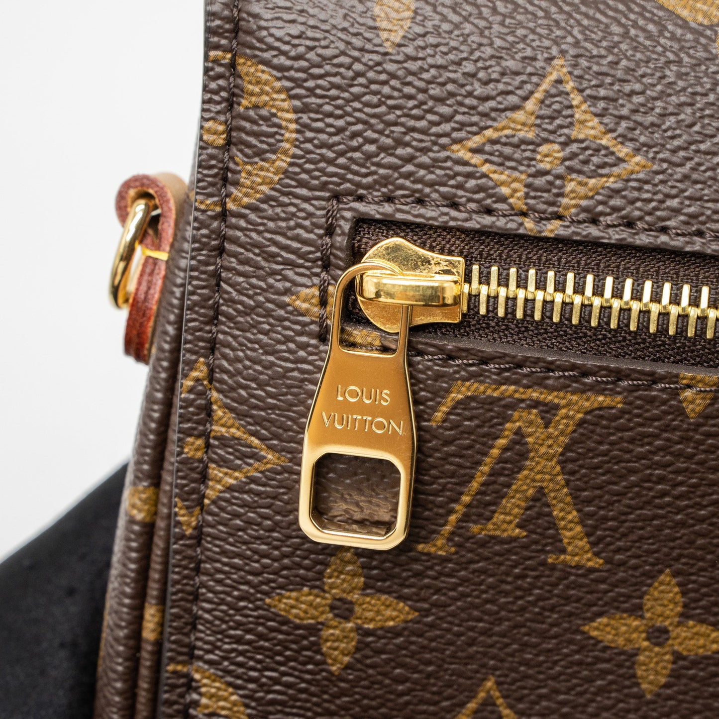 Louis Vuitton Pochette Métis Monogram Canvas GHW (New Version)