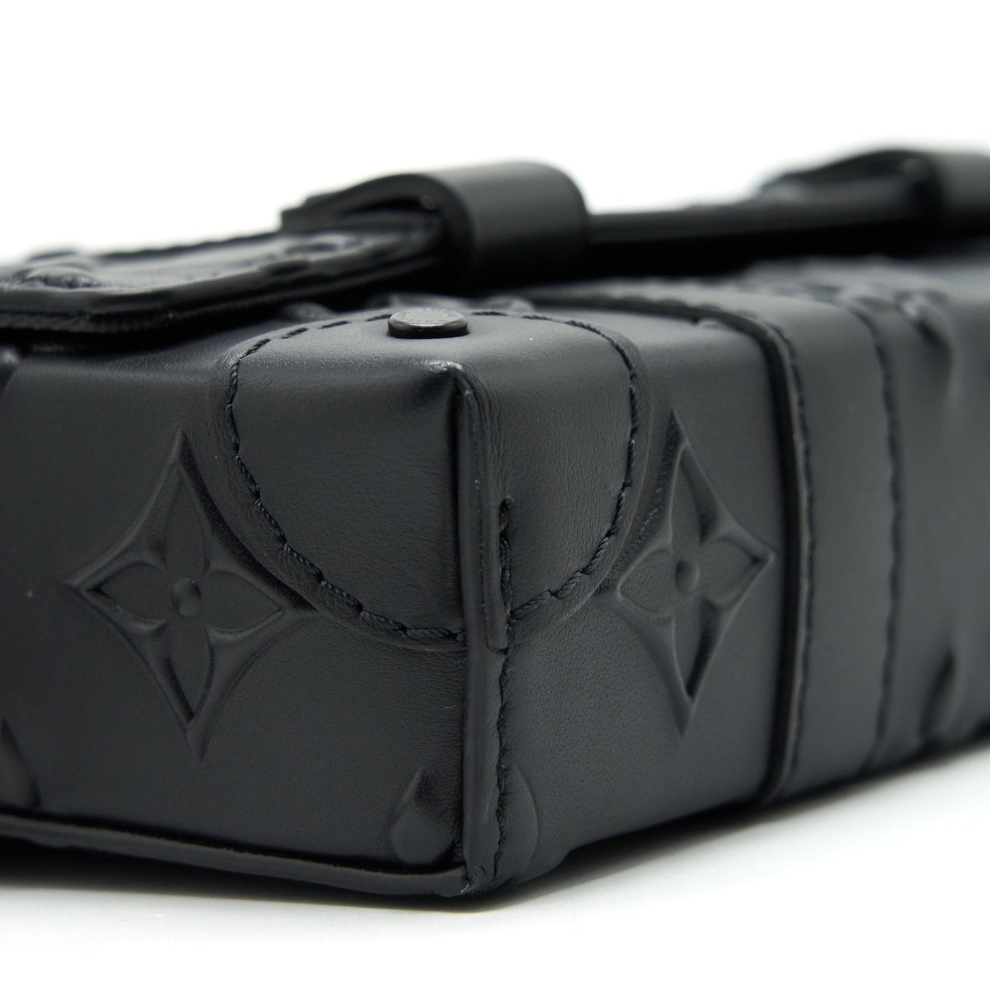 Louis Vuitton Trunk Slingbag Black