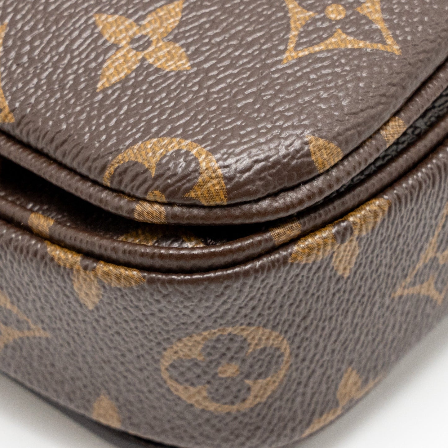 Louis Vuitton Pochette Metis monogram Canvas GHW