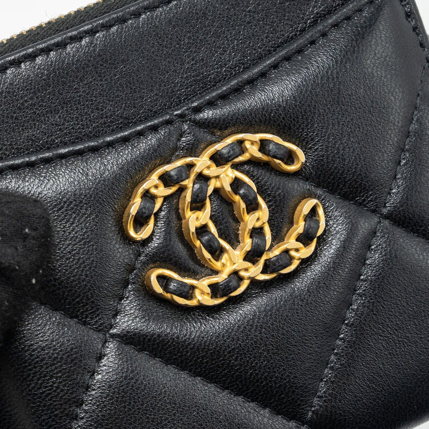 Chanel 19 zipped coin purse lambskin black GHW (Microchip)