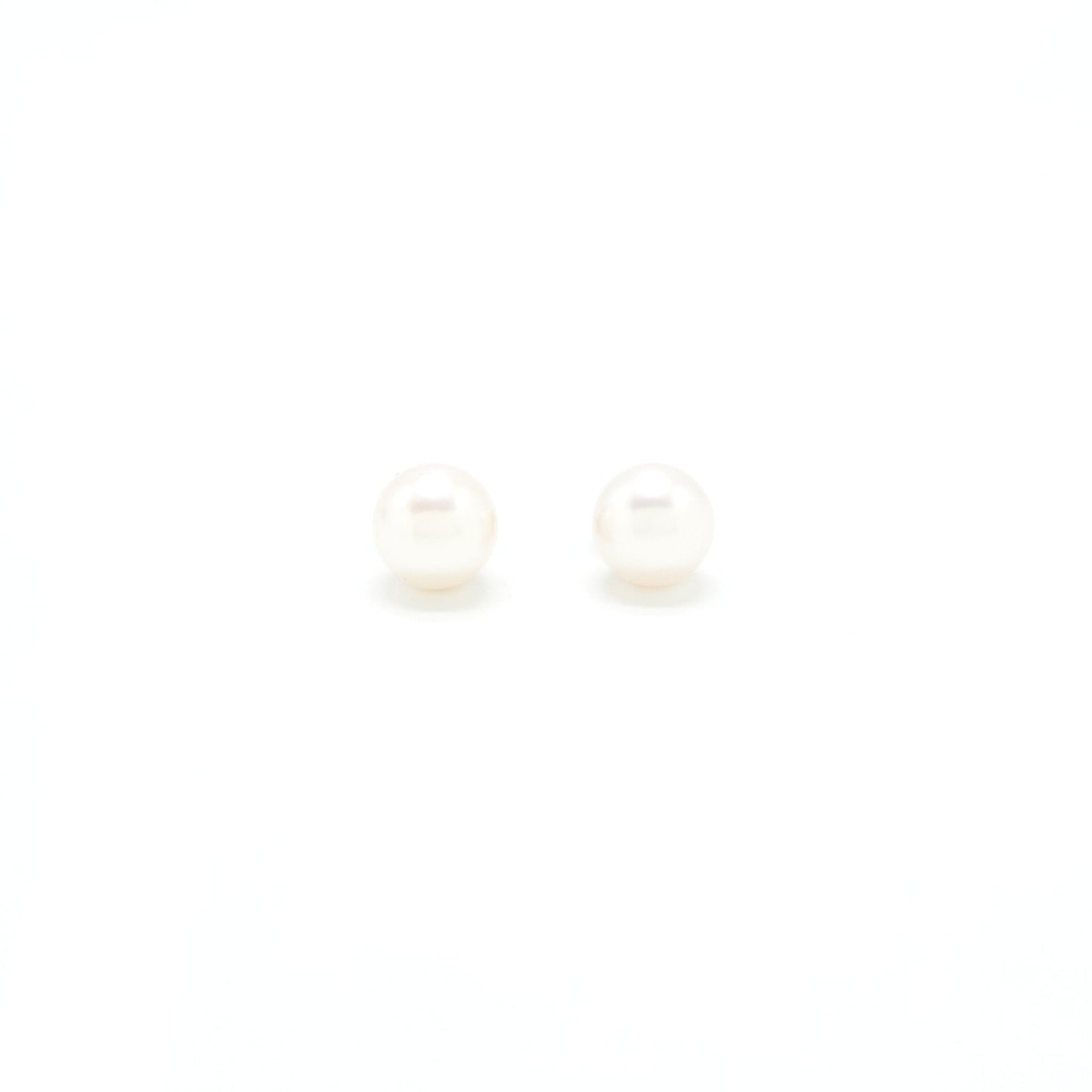 Tiffany Signature Pearls Earrings Akoya cultured pearls in 18k white gold.