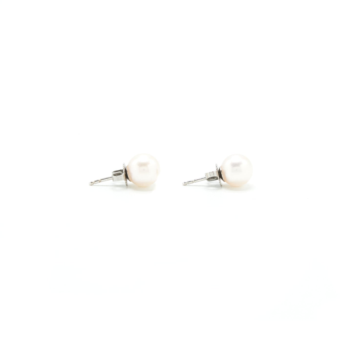Tiffany Signature Pearls Earrings Akoya cultured pearls in 18k white gold.