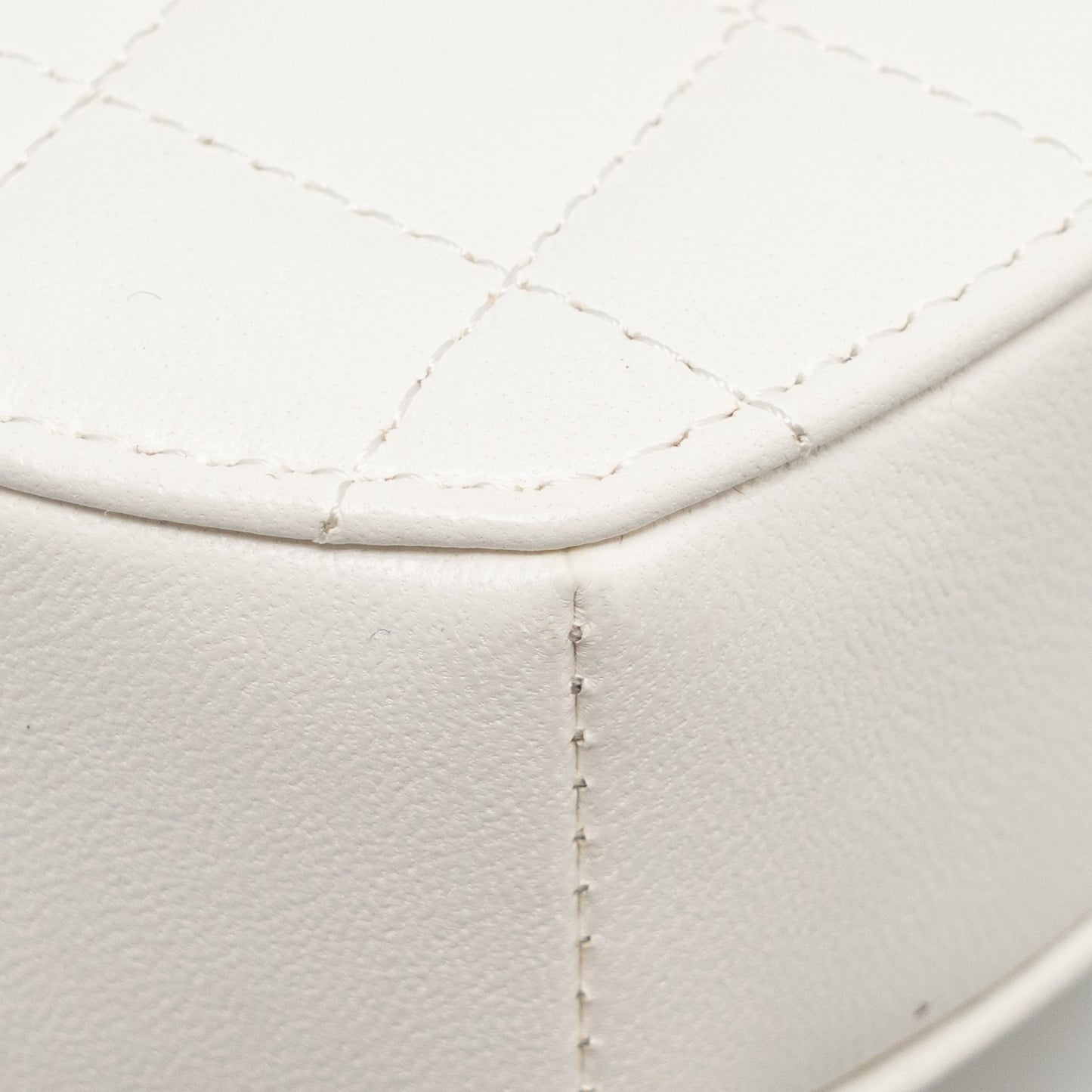 Chanel 22S Heart Belt Bag Lambskin White LGHW