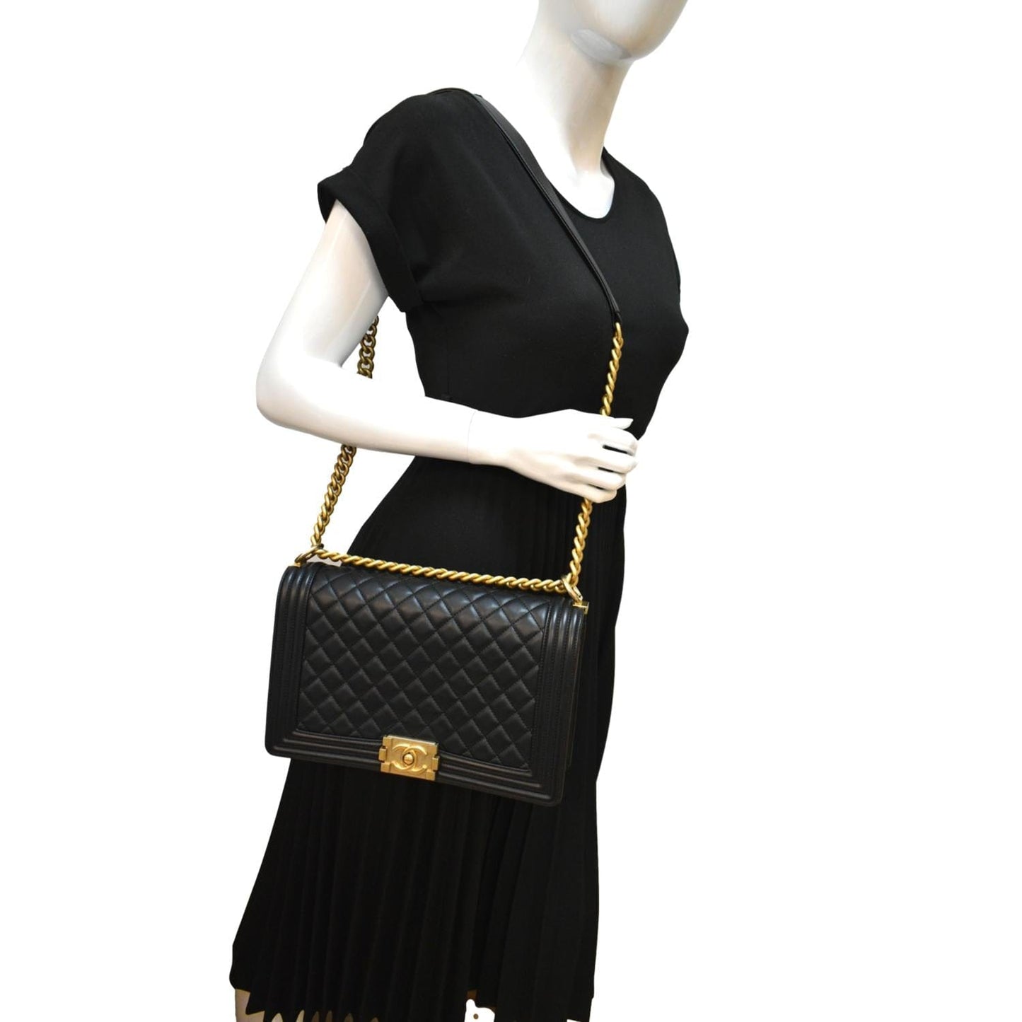 Luxury Chanel Medium Boy Flap Calf Leather Shoulder Bag Black