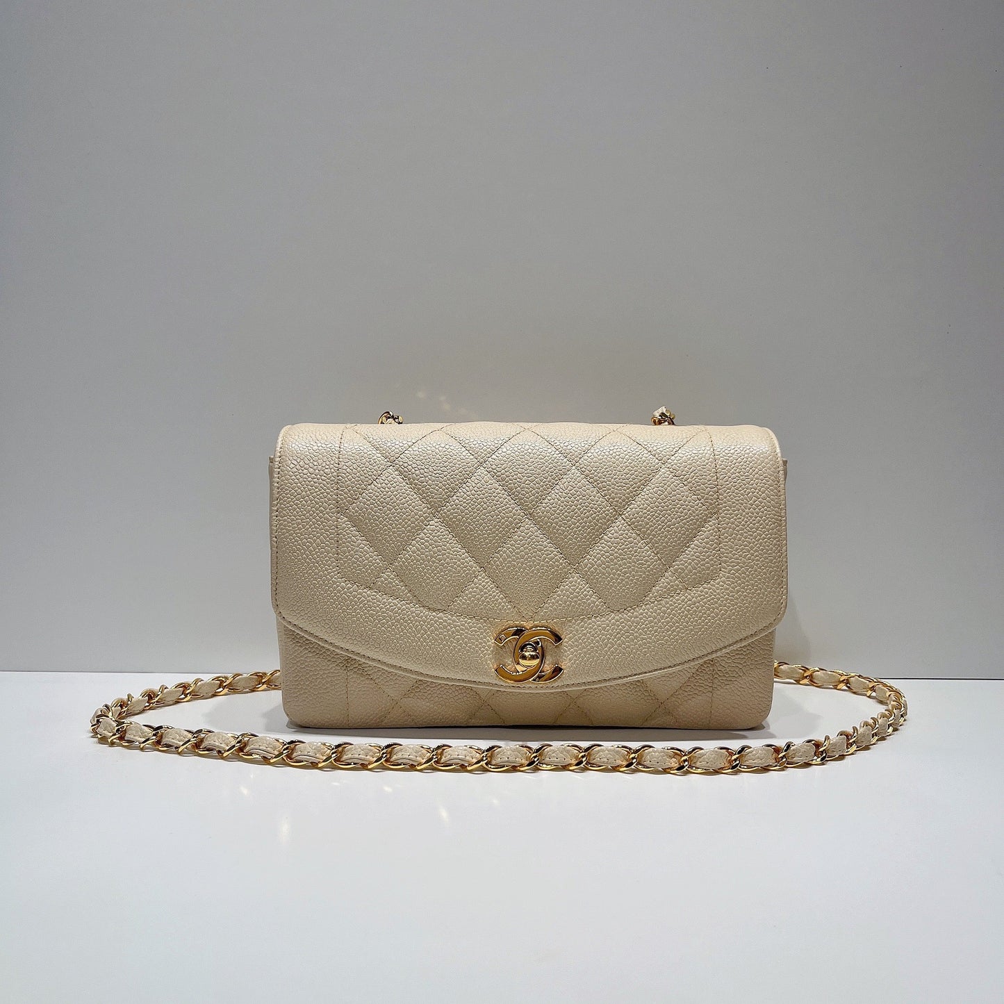 No.3501-Chanel Vintage Caviar Diana Bag 22cm
