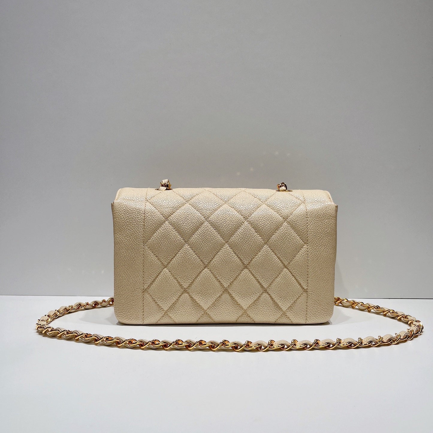 No.3501-Chanel Vintage Caviar Diana Bag 22cm