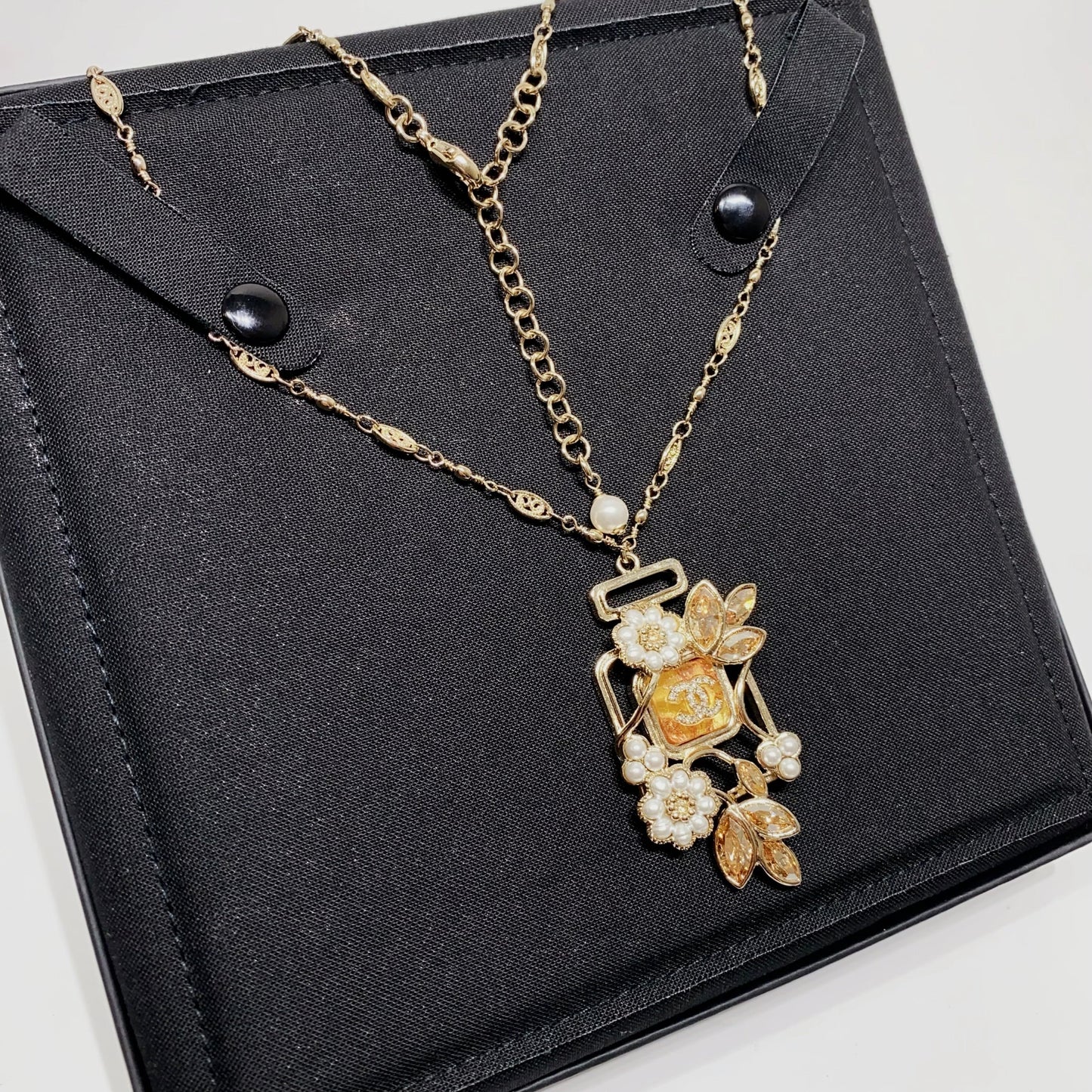 No.4255-Chanel Metal &amp; Pearl Perfume Necklace (Brand New / 全新貨品)