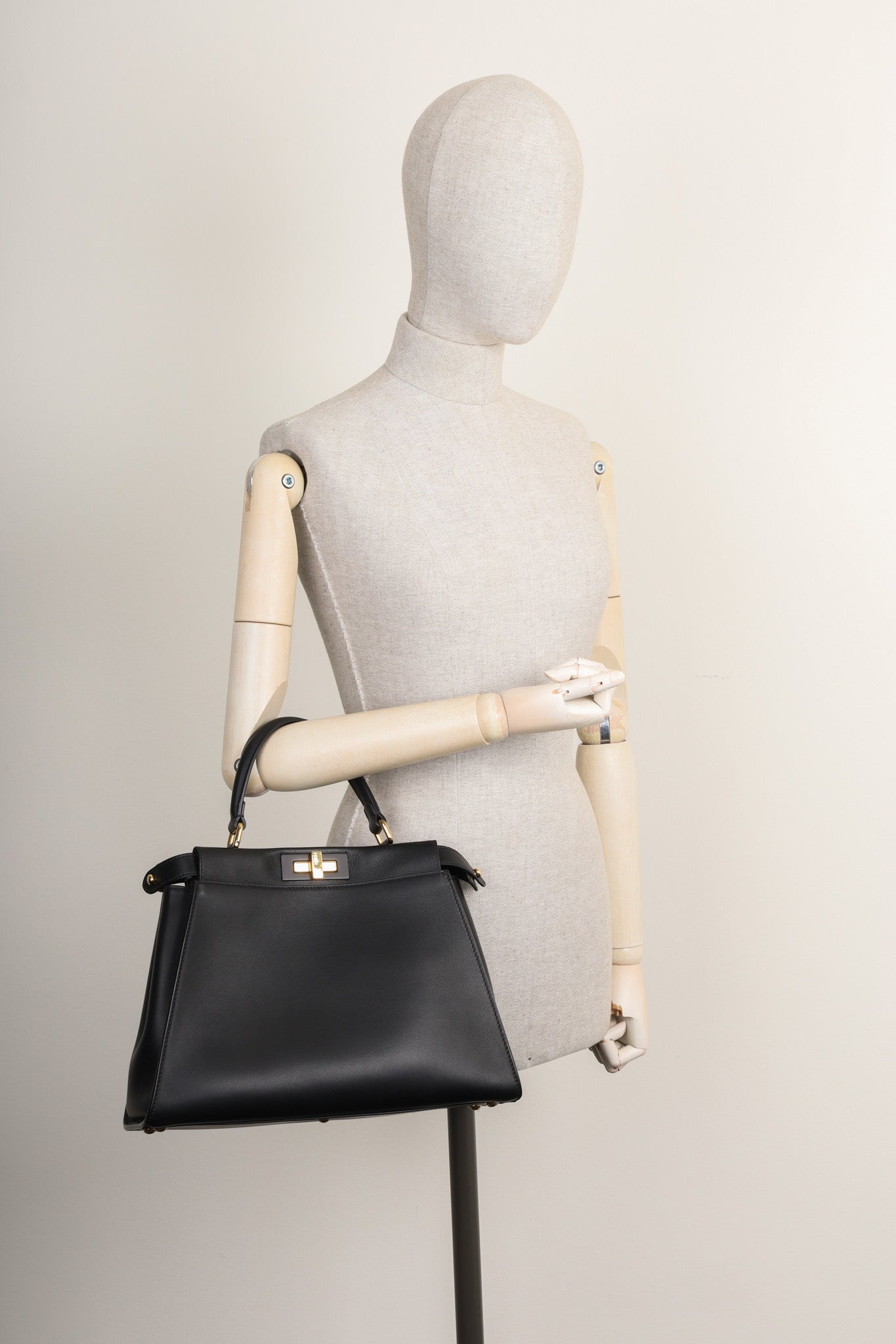 Luxury Fendi Peekaboo Bag Medium Black