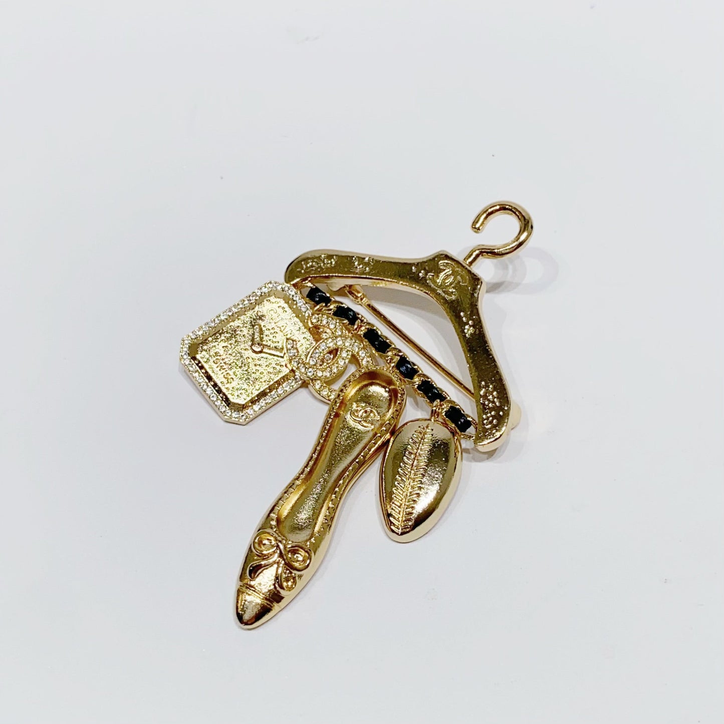 No.4176-Chanel Metal & Leather Hanger Brooch