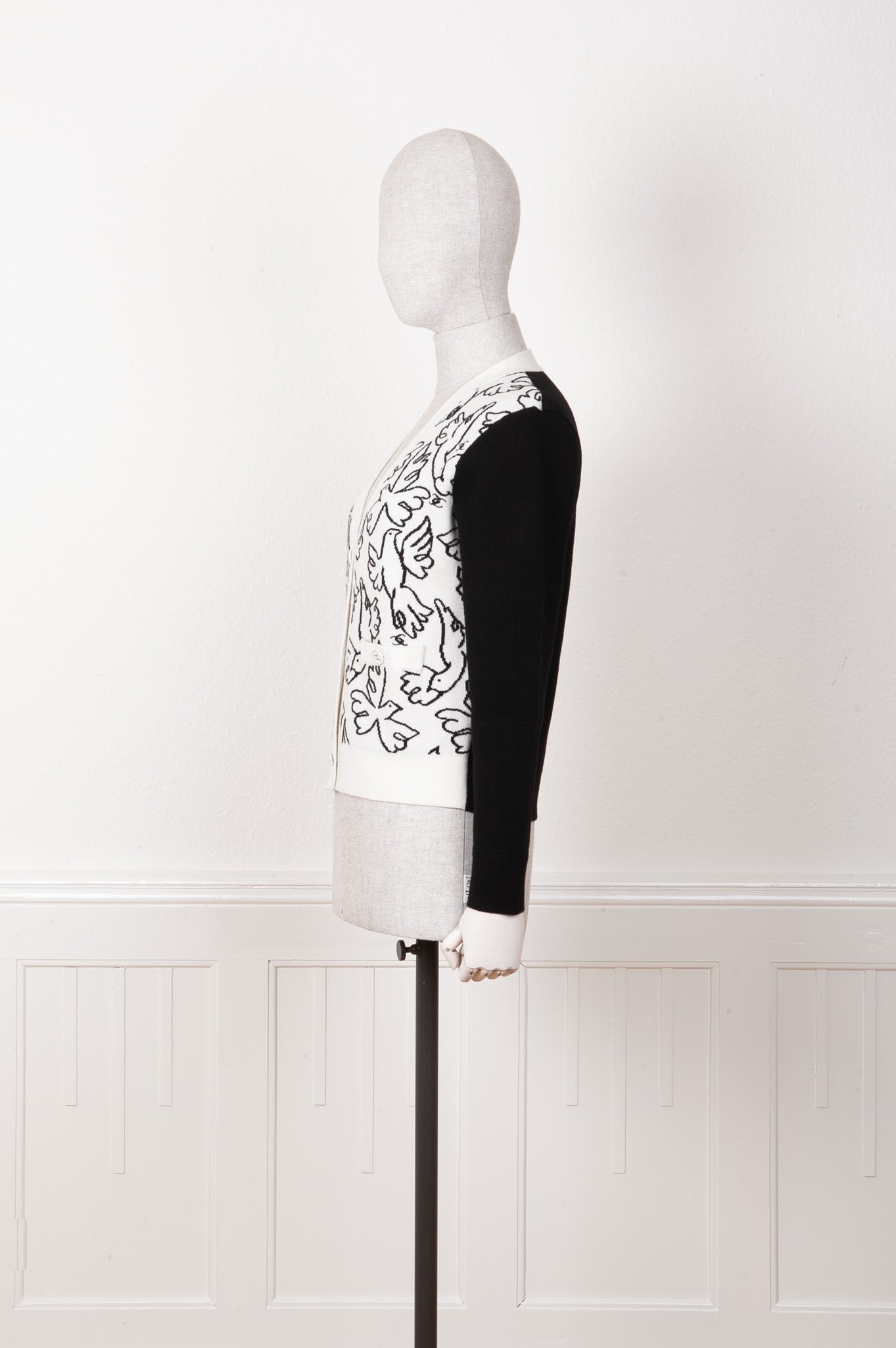 CHANEL Knit Cardigan Cashmere Doves Cruise 22