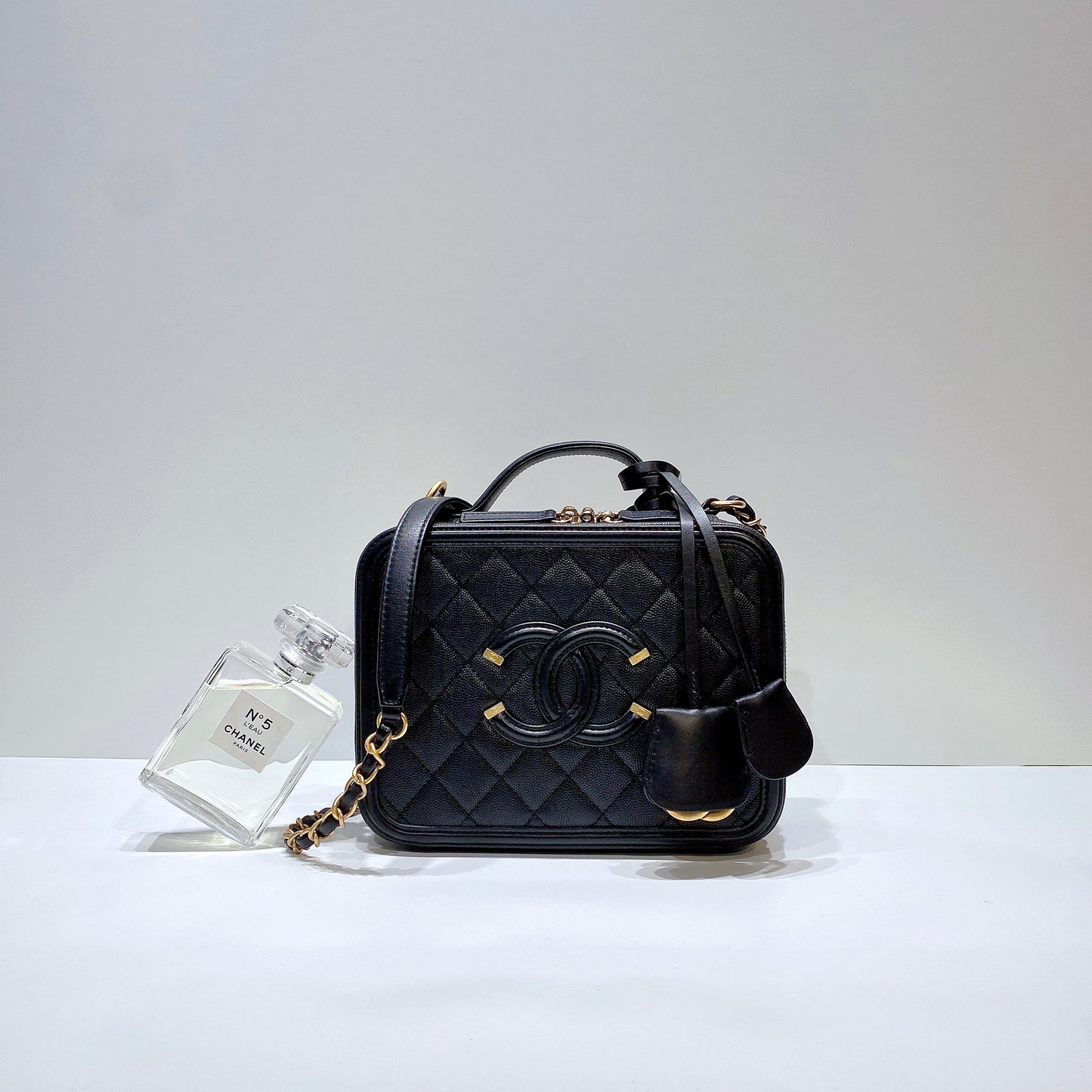 No.4100-Chanel Caviar Medium CC Filigree Vanity Case