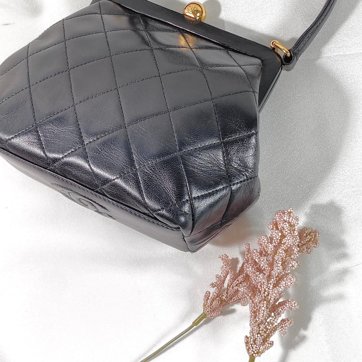 No.2318-Chanel Vintage Lambskin Kiss-Lock Handbag