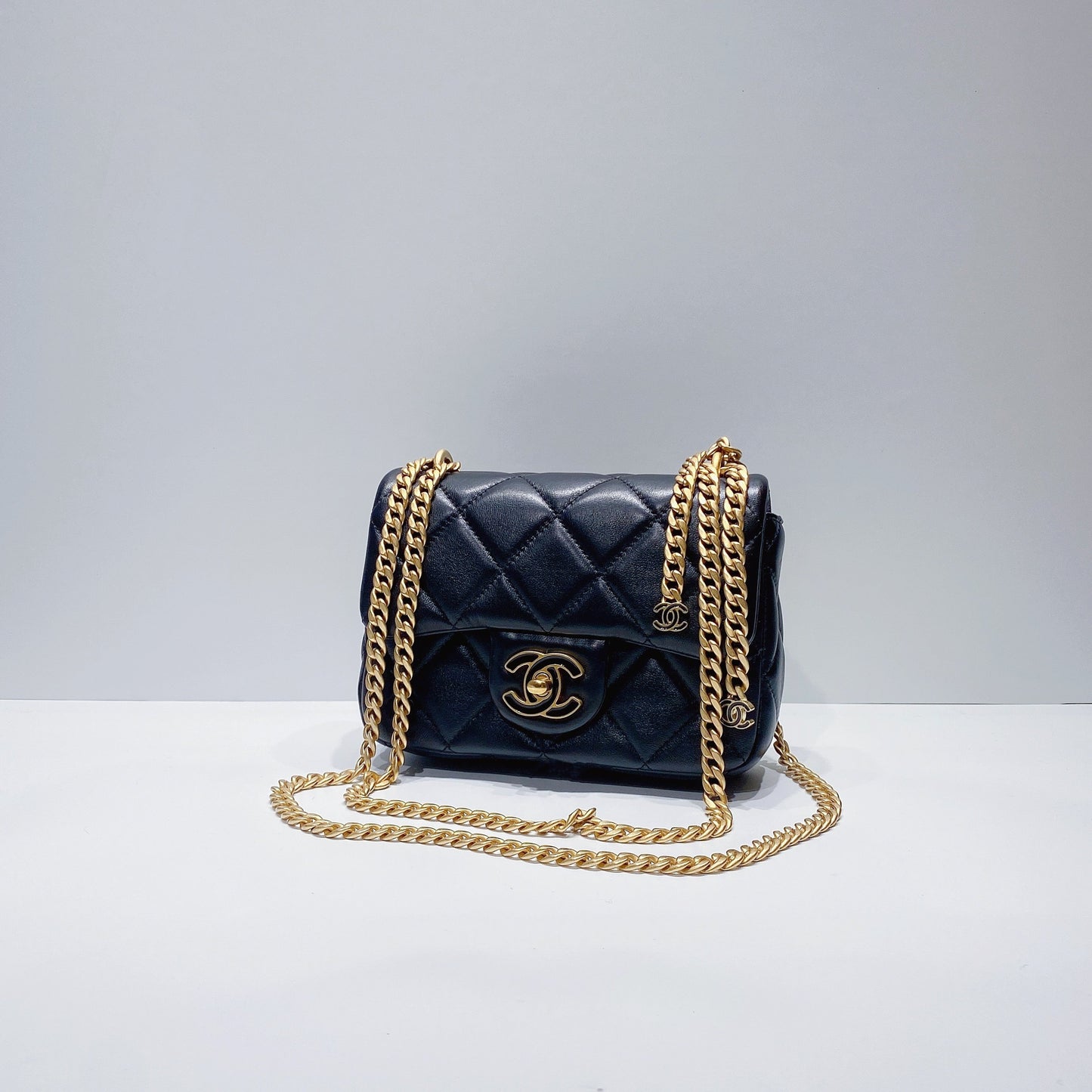 No.3656-Chanel Lambskin Pending CC Flap Bag