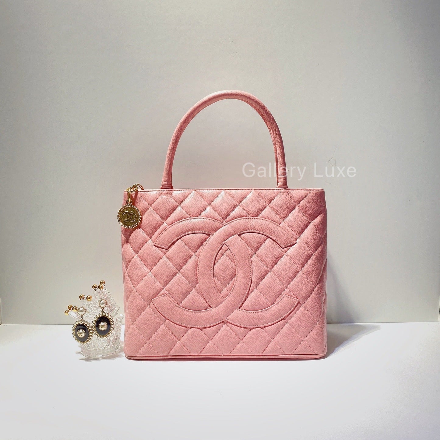 No.2566-Chanel Vintage Caviar Medallion
