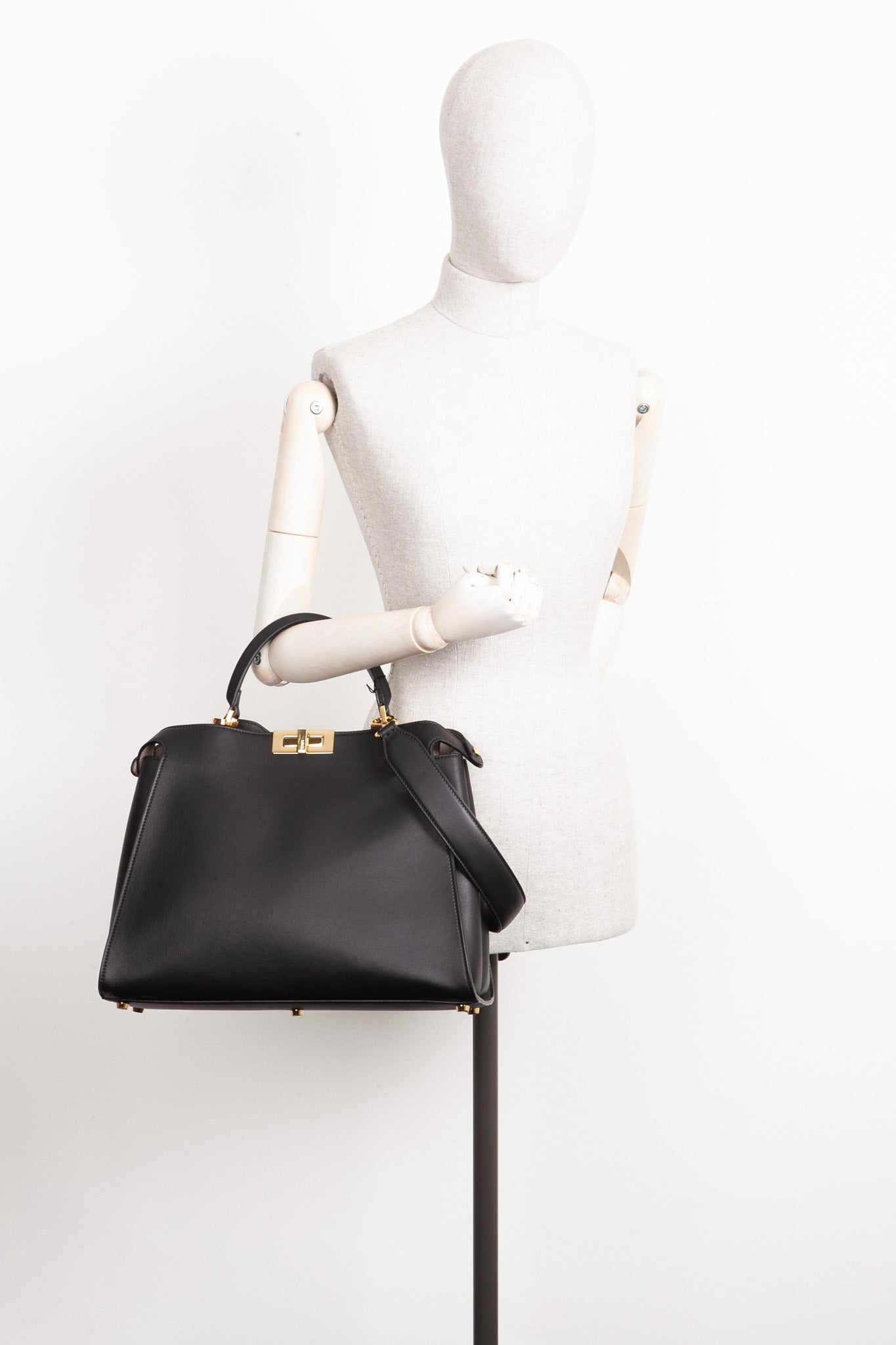 Luxury Fendi Peekaboo Essentially Large Black