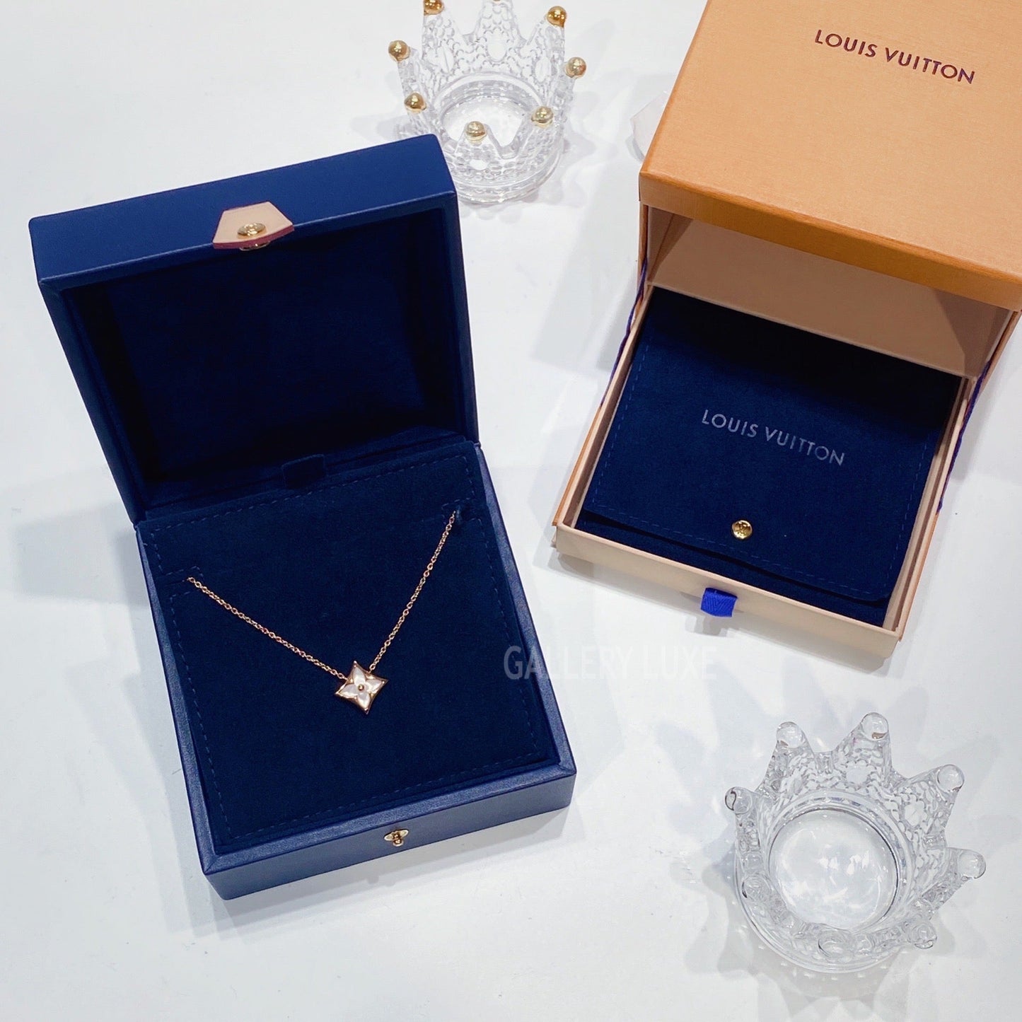 No.001304-Louis Vuitton Color Blossom Star White Mother Of Pearl Pendant