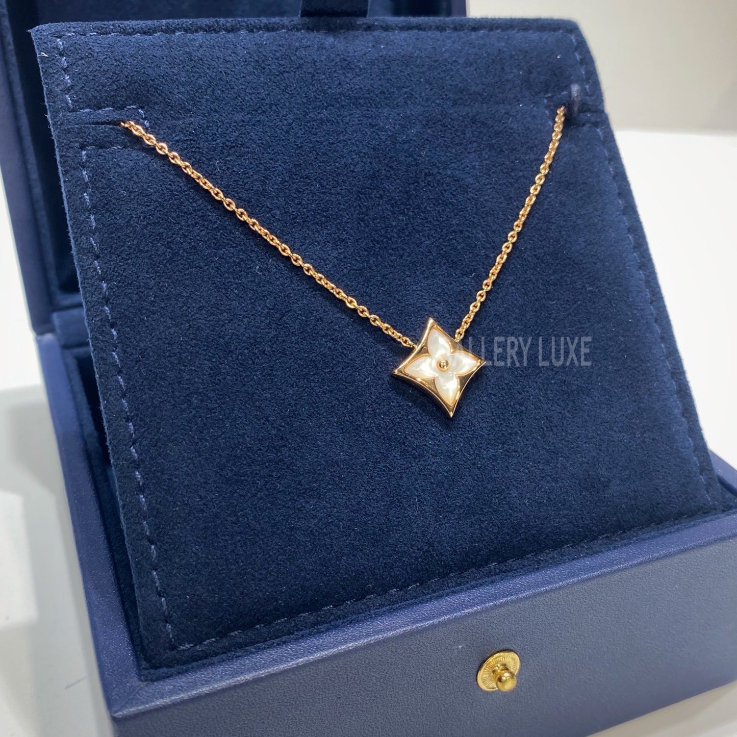 No.001304-Louis Vuitton Color Blossom Star White Mother Of Pearl Pendant