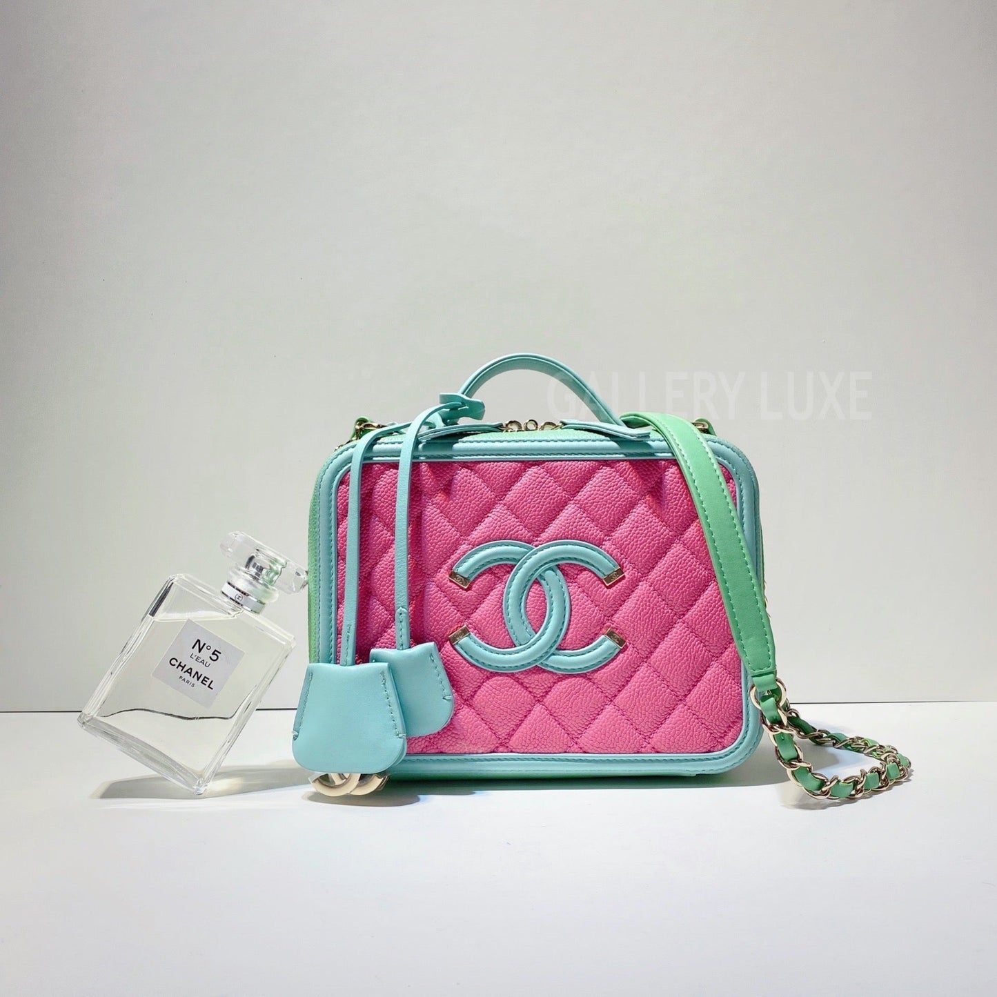 No.3337-Chanel Caviar Medium CC Filigree Vanity Case