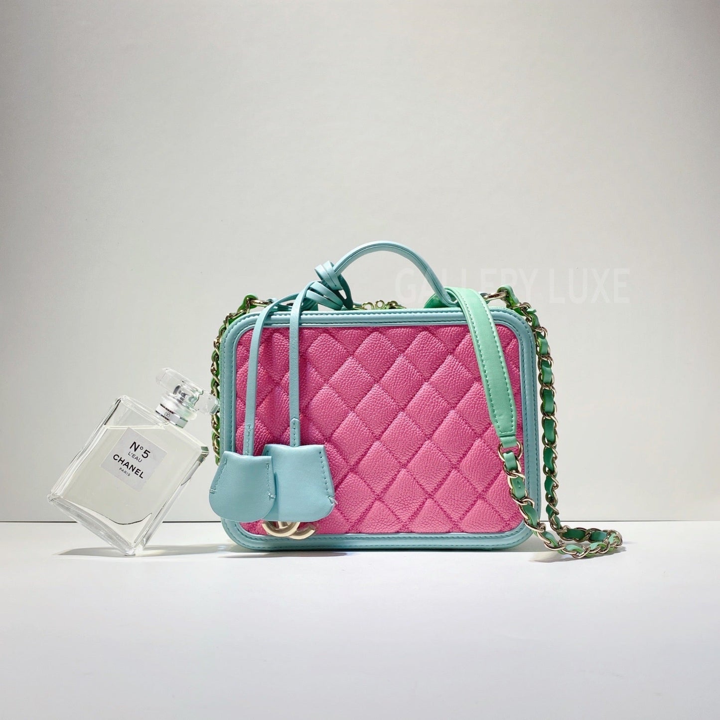 No.3374-Chanel Caviar Medium CC Filigree Vanity Case