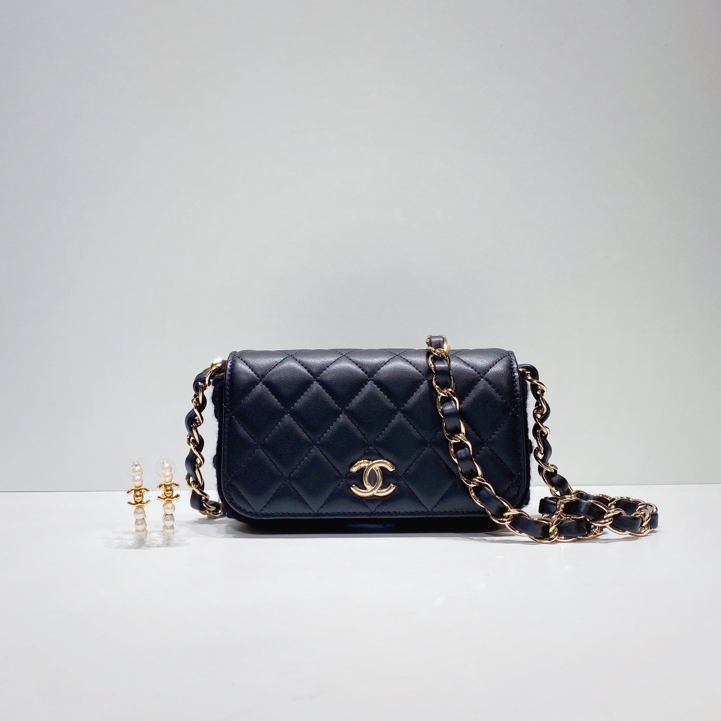 No.001305-Chanel All About Crochet Phone Holder With Chain (Brand New / 全新)