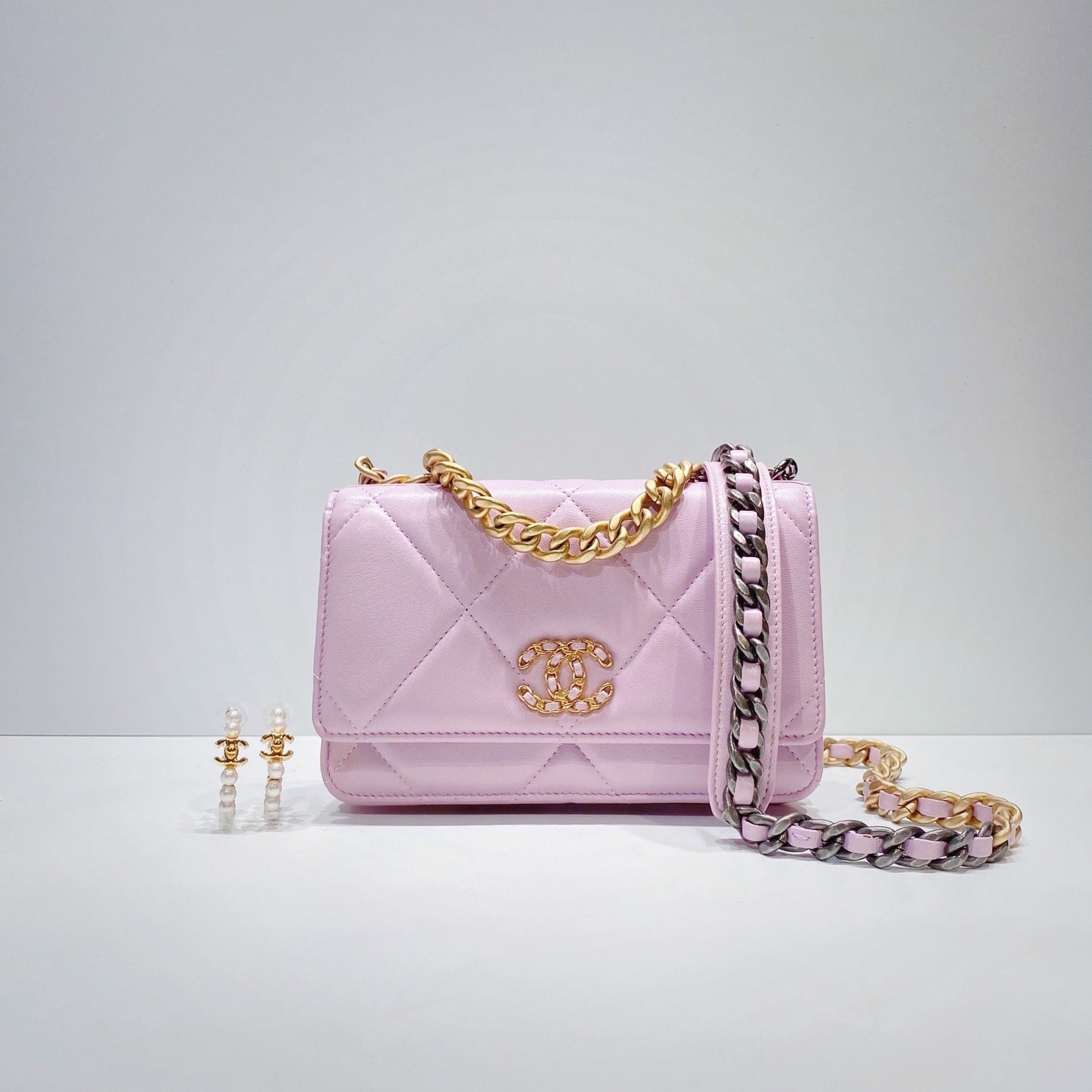 No.001307-Chanel 19 Wallet On Chain