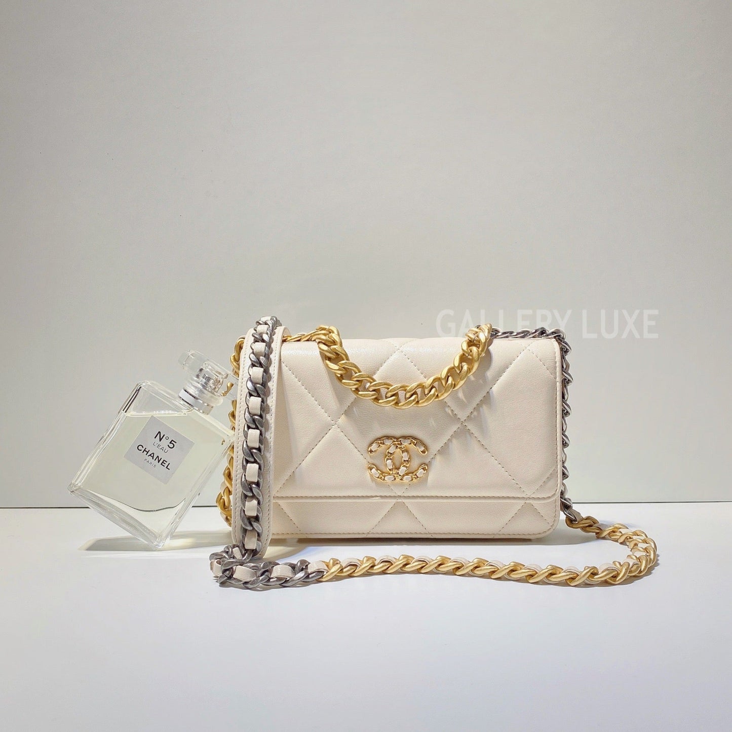 No.2914-Chanel 19 Wallet On Chain