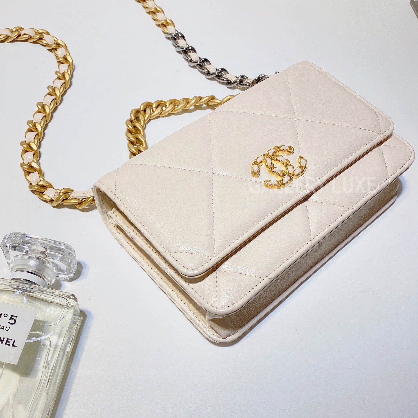 No.2914-Chanel 19 Wallet On Chain