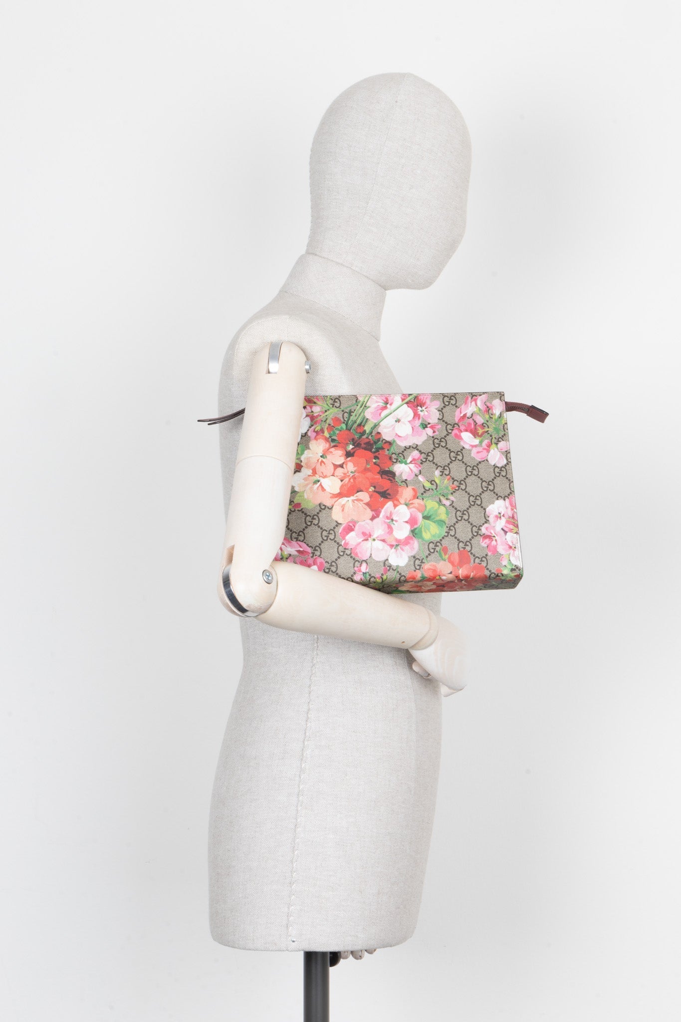 Luxury Gucci Trending 2025 GG Supreme Blooms Large Pochette