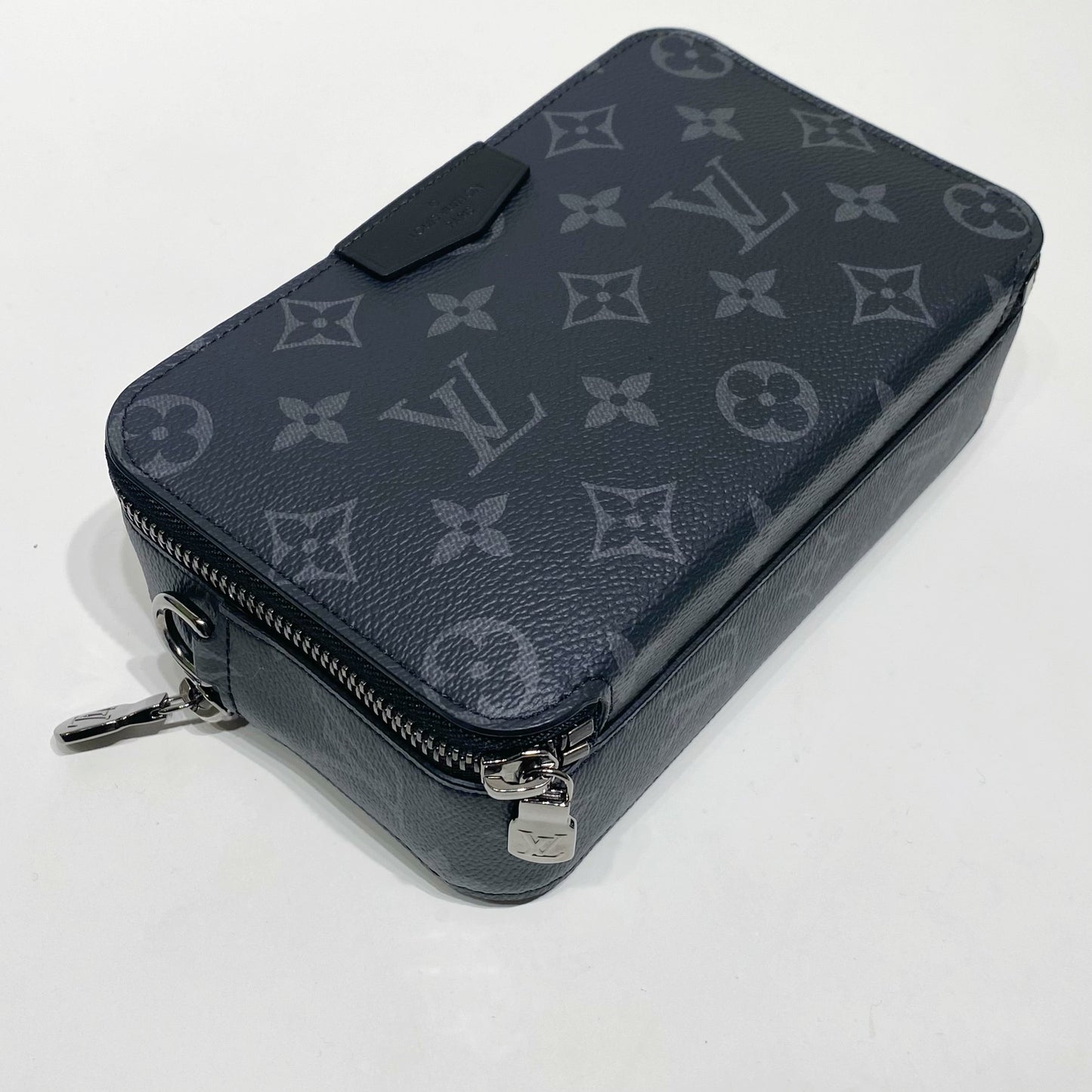 No.4413- Louis Vuitton Alpha Wearable Bag