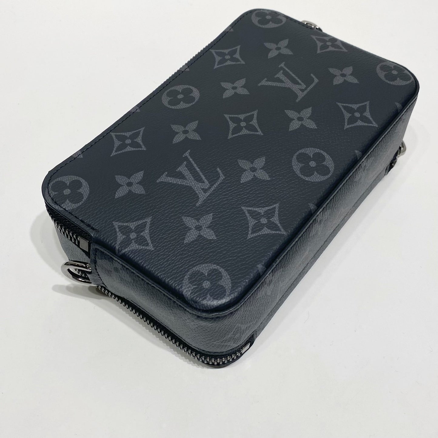 No.4413- Louis Vuitton Alpha Wearable Bag