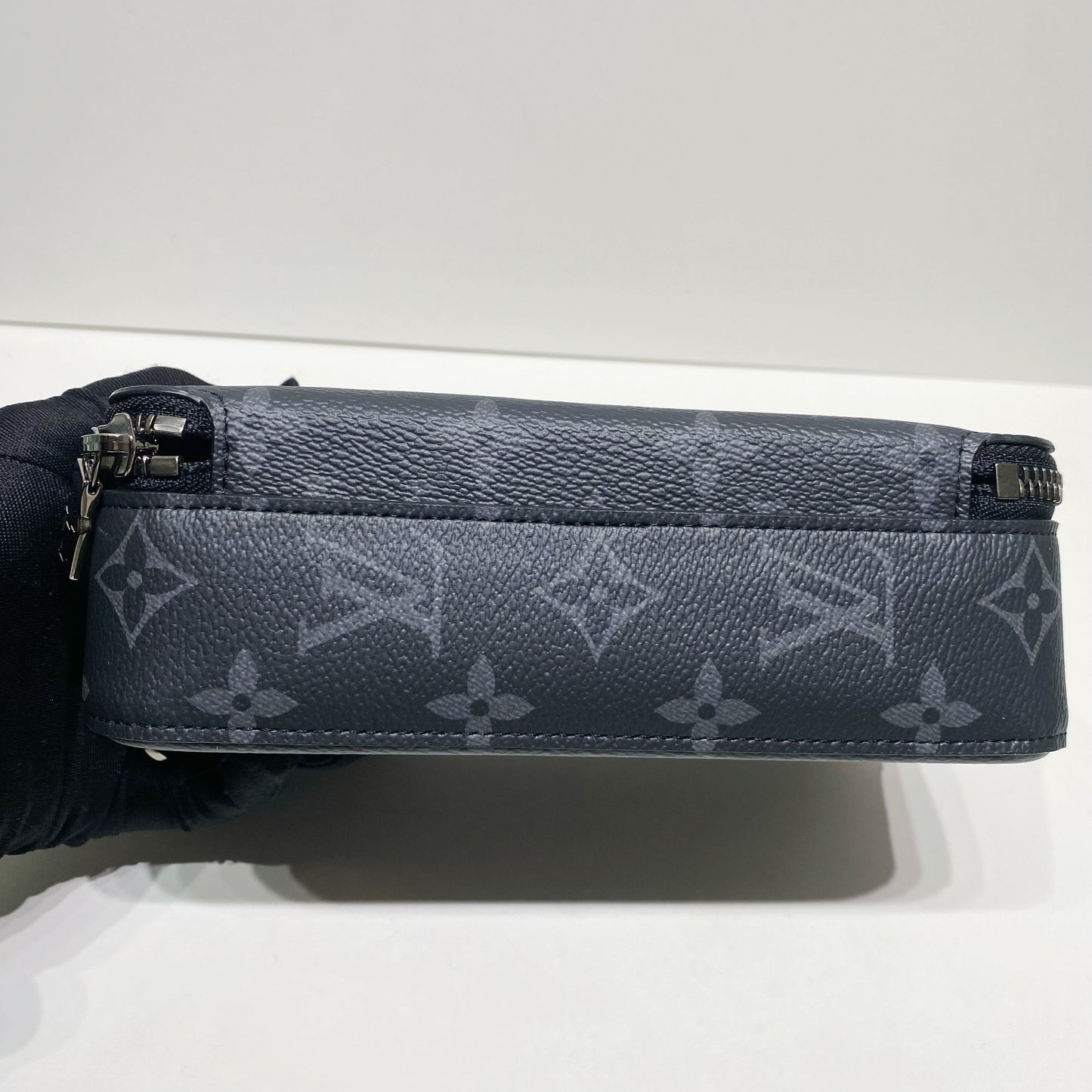 No.4413- Louis Vuitton Alpha Wearable Bag