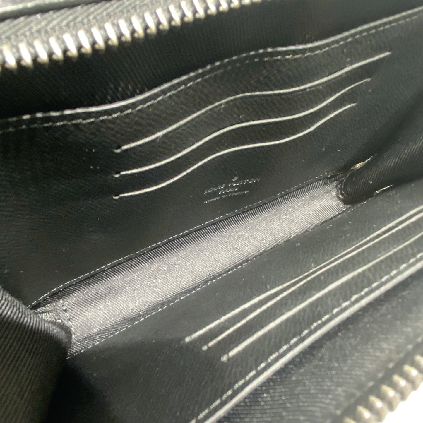 No.4413- Louis Vuitton Alpha Wearable Bag