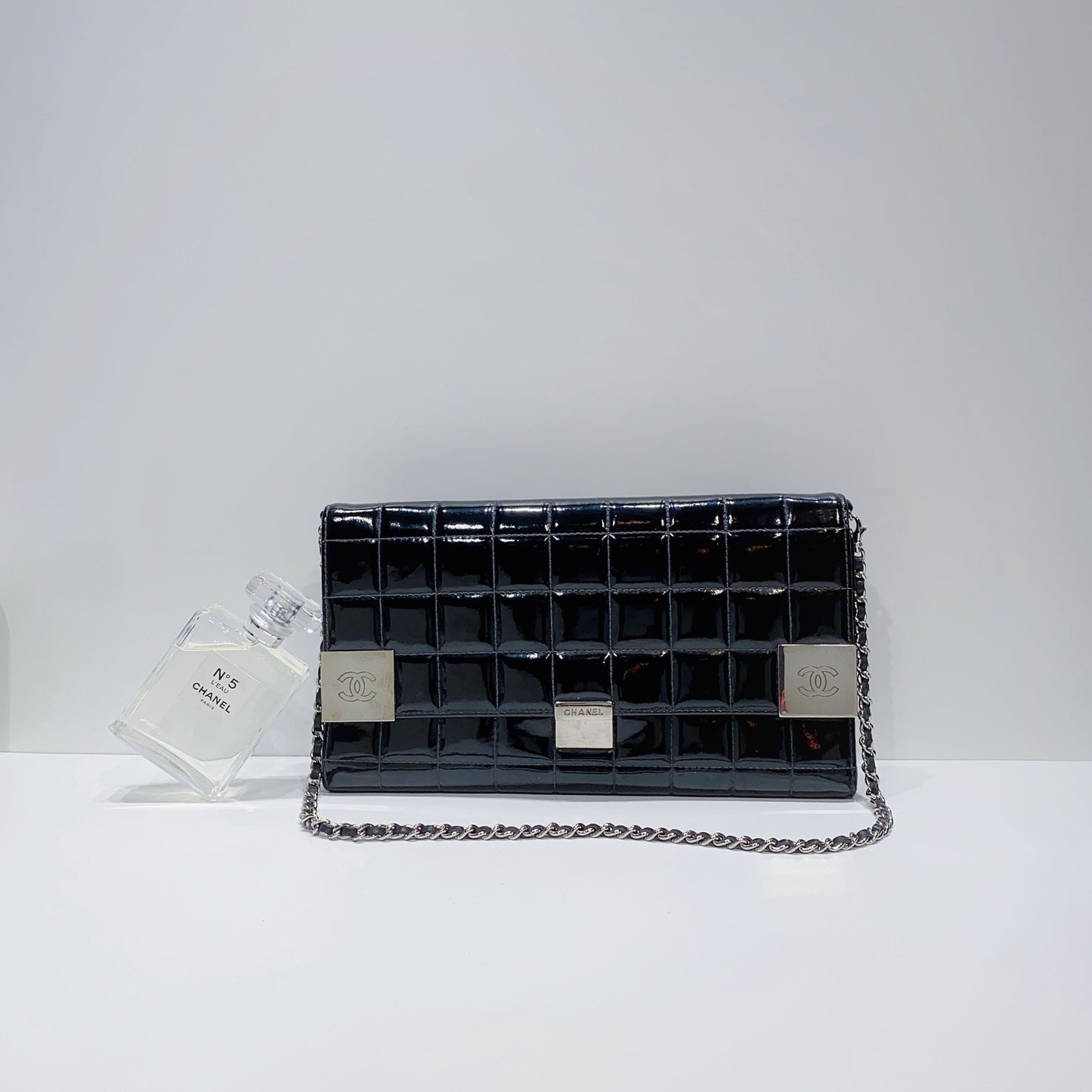 No.001537-Chanel Vintage Patent Clutch With Chain