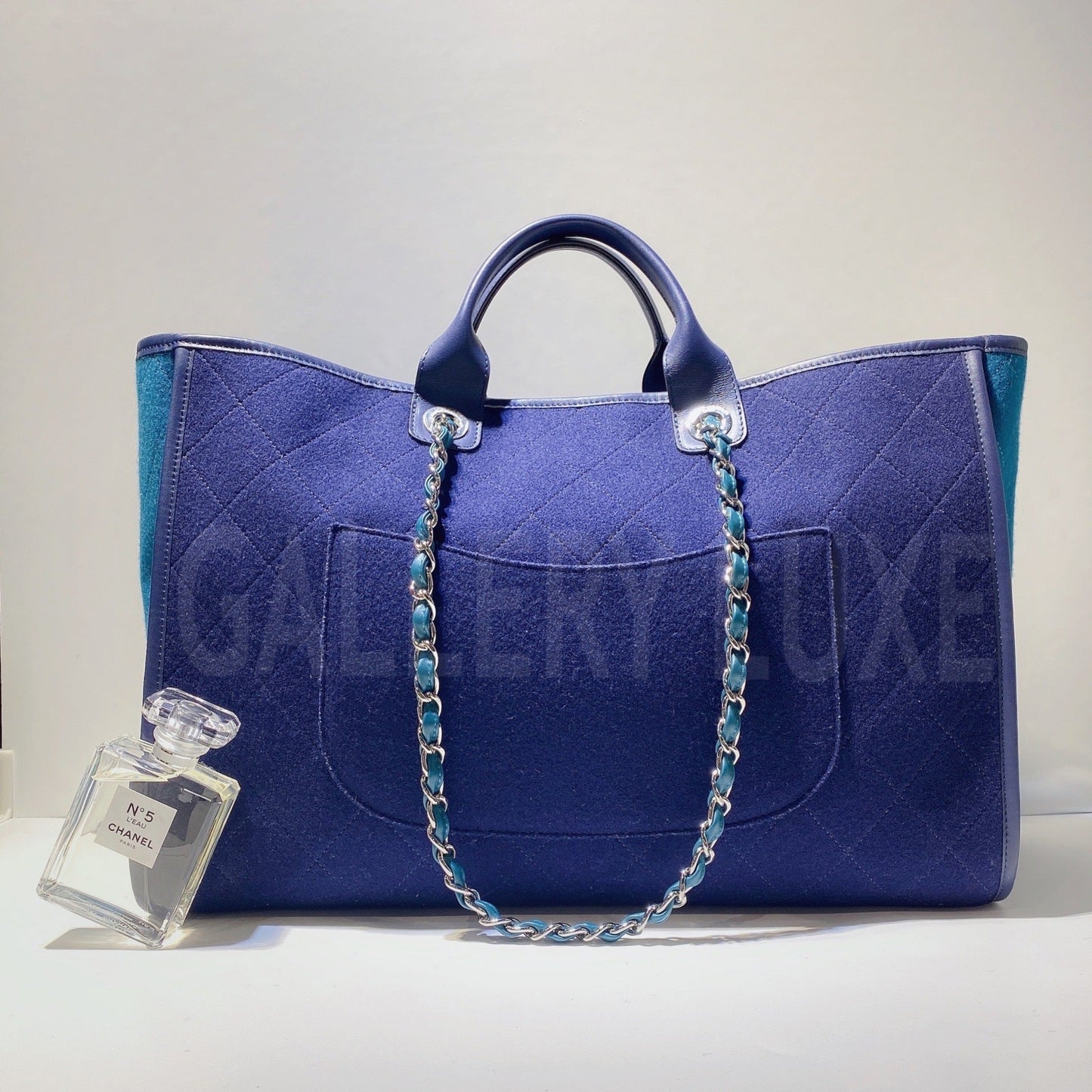 No.3261-Chanel Maxi Deauville Tote Bag