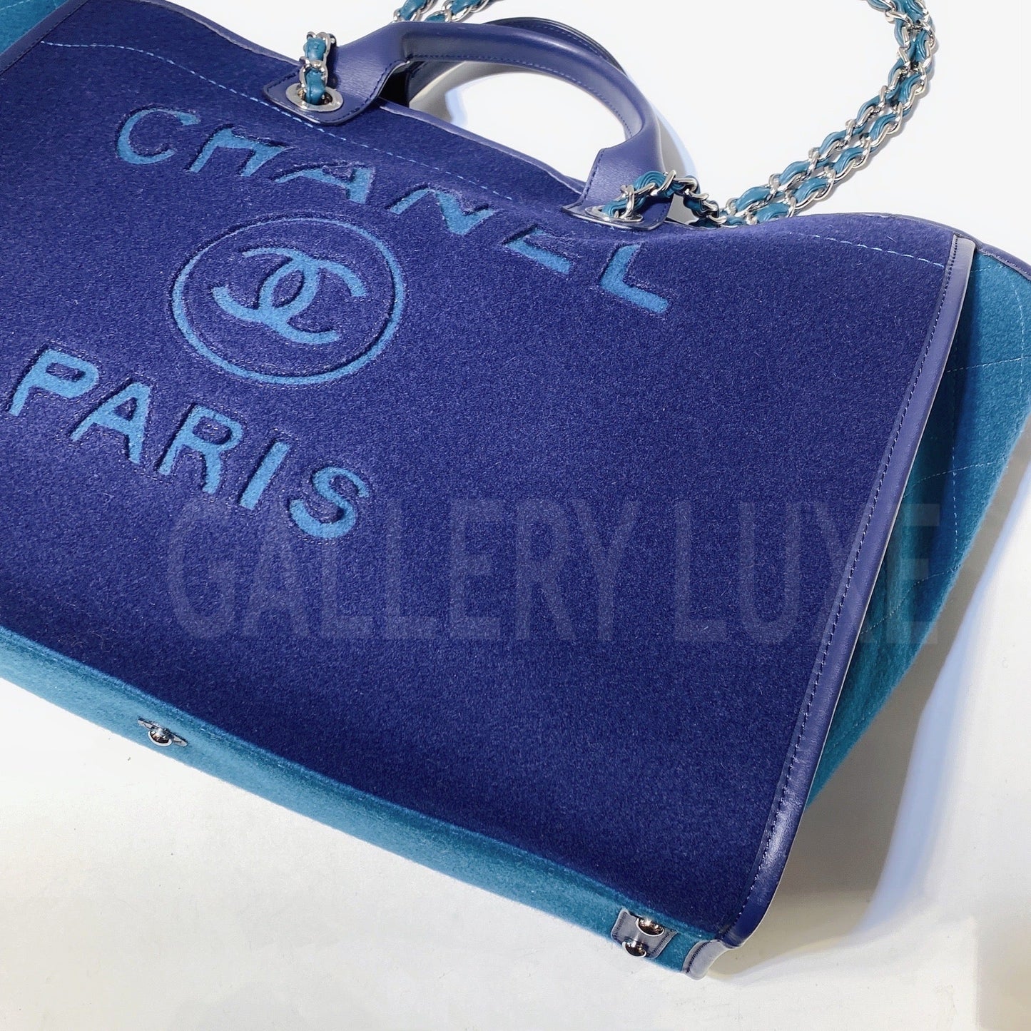 No.3261-Chanel Maxi Deauville Tote Bag