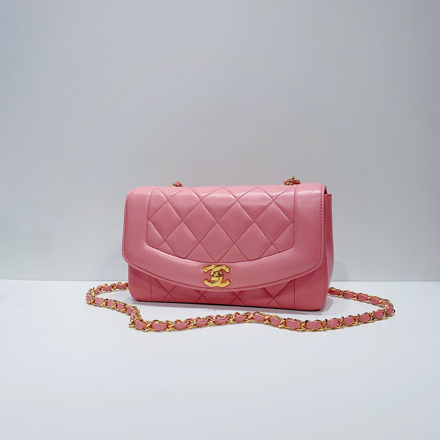 No.3299-Chanel Vintage Lambskin Diana Bag 22cm