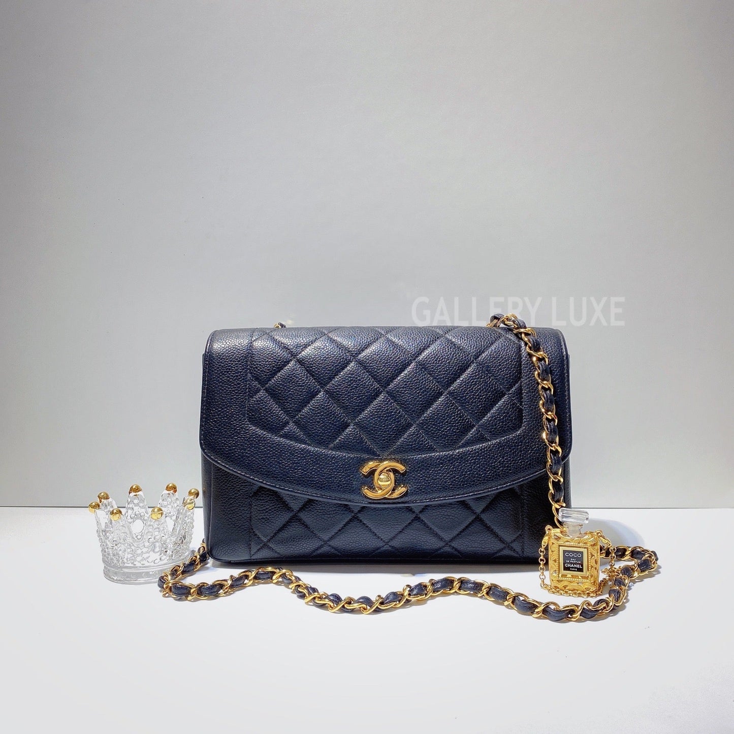 No.3004-Chanel Vintage Caviar Diana Bag 25cm with Backpocket