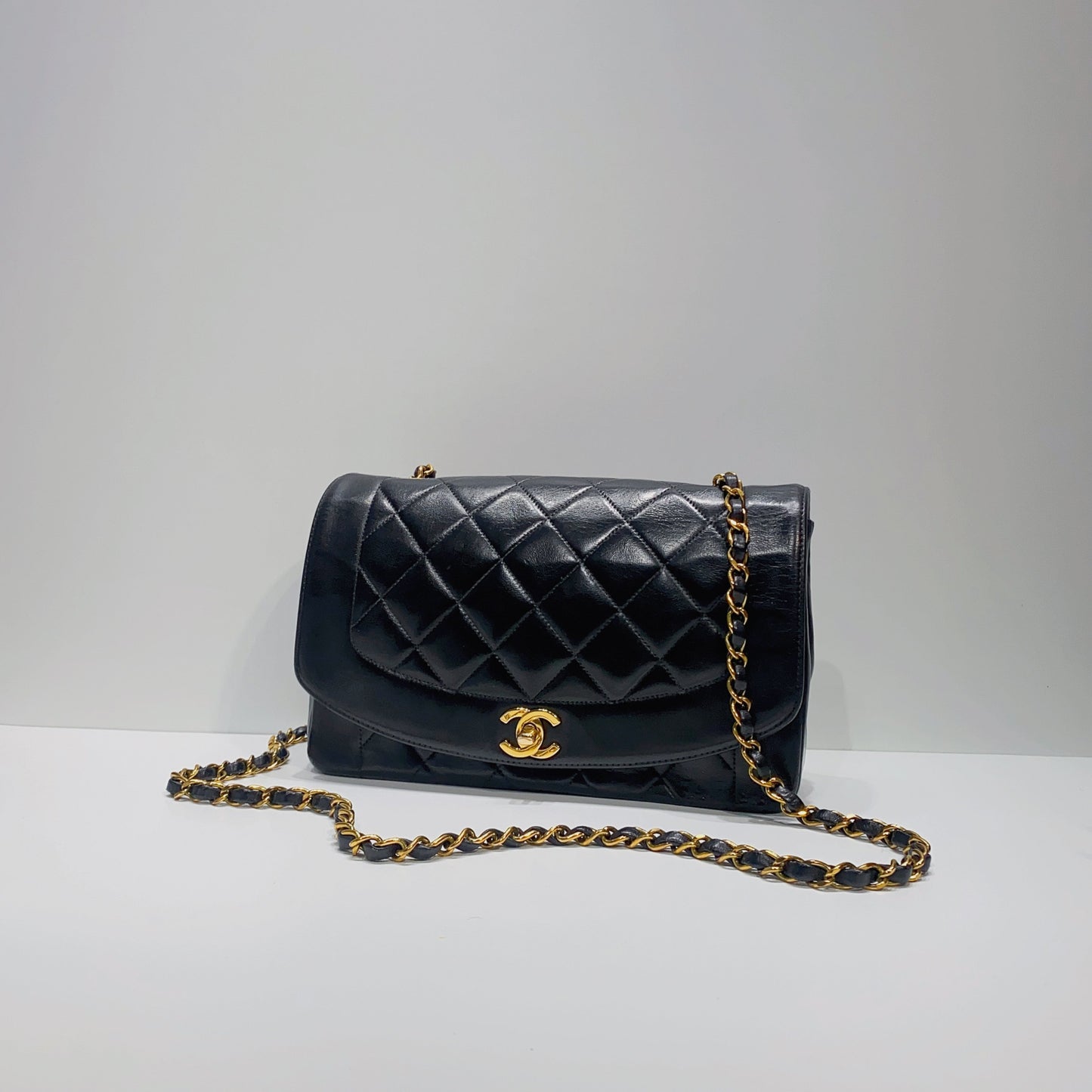 No.3858-Chanel Vintage Lambskin Diana Bag 25cm