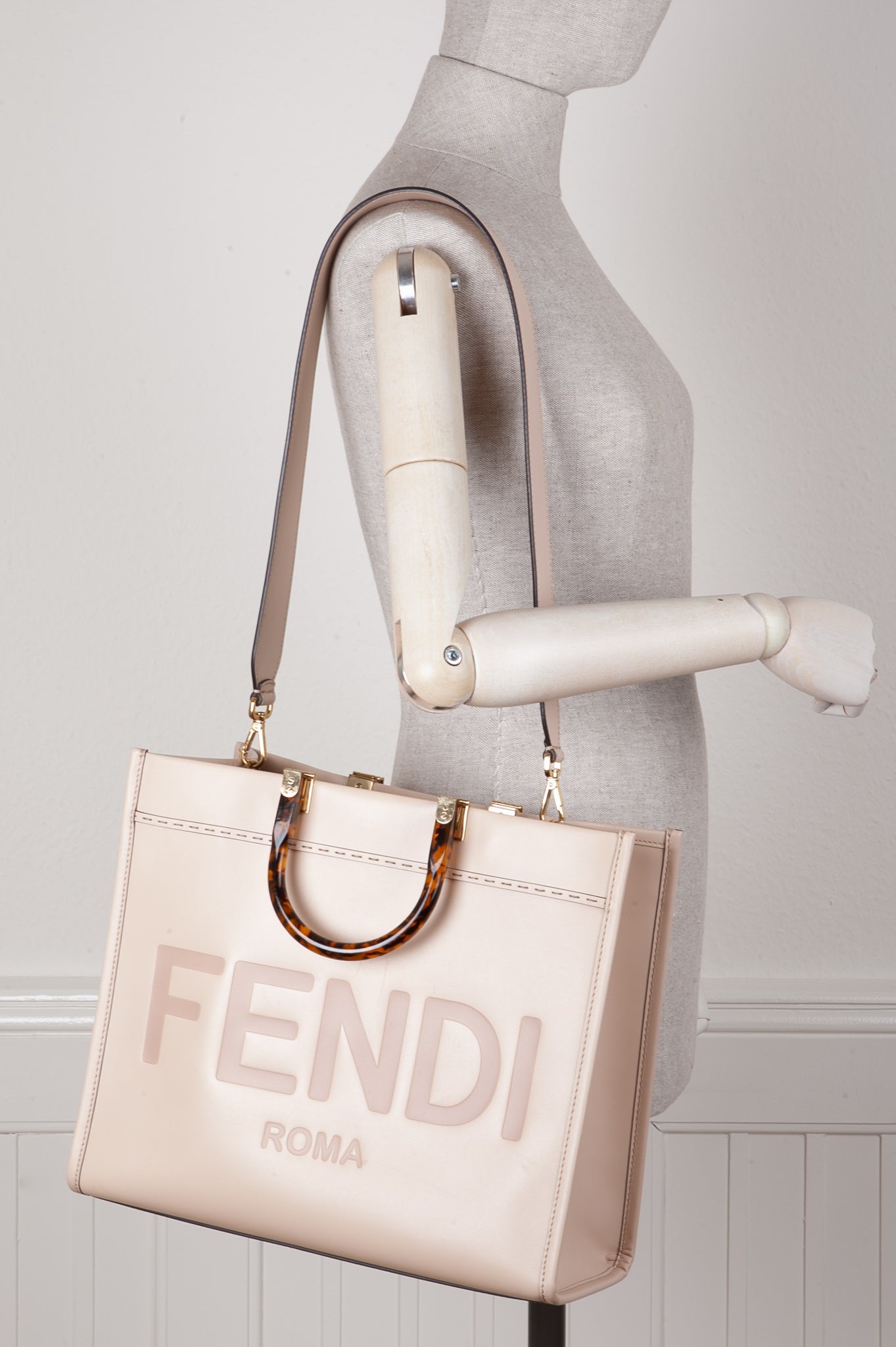 Luxury Fendi Sunshine Tote Bag Powder
