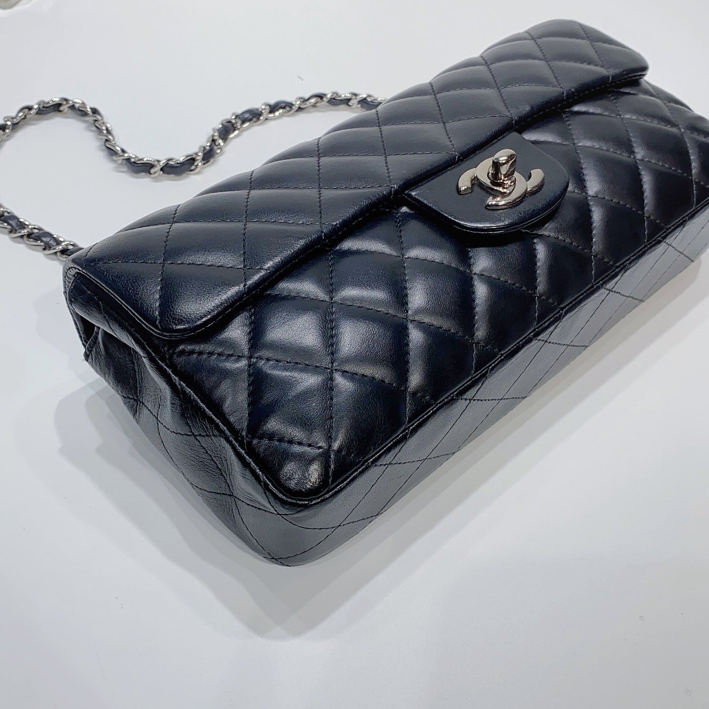 No.3039-Chanel Lambskin East West Flap Bag