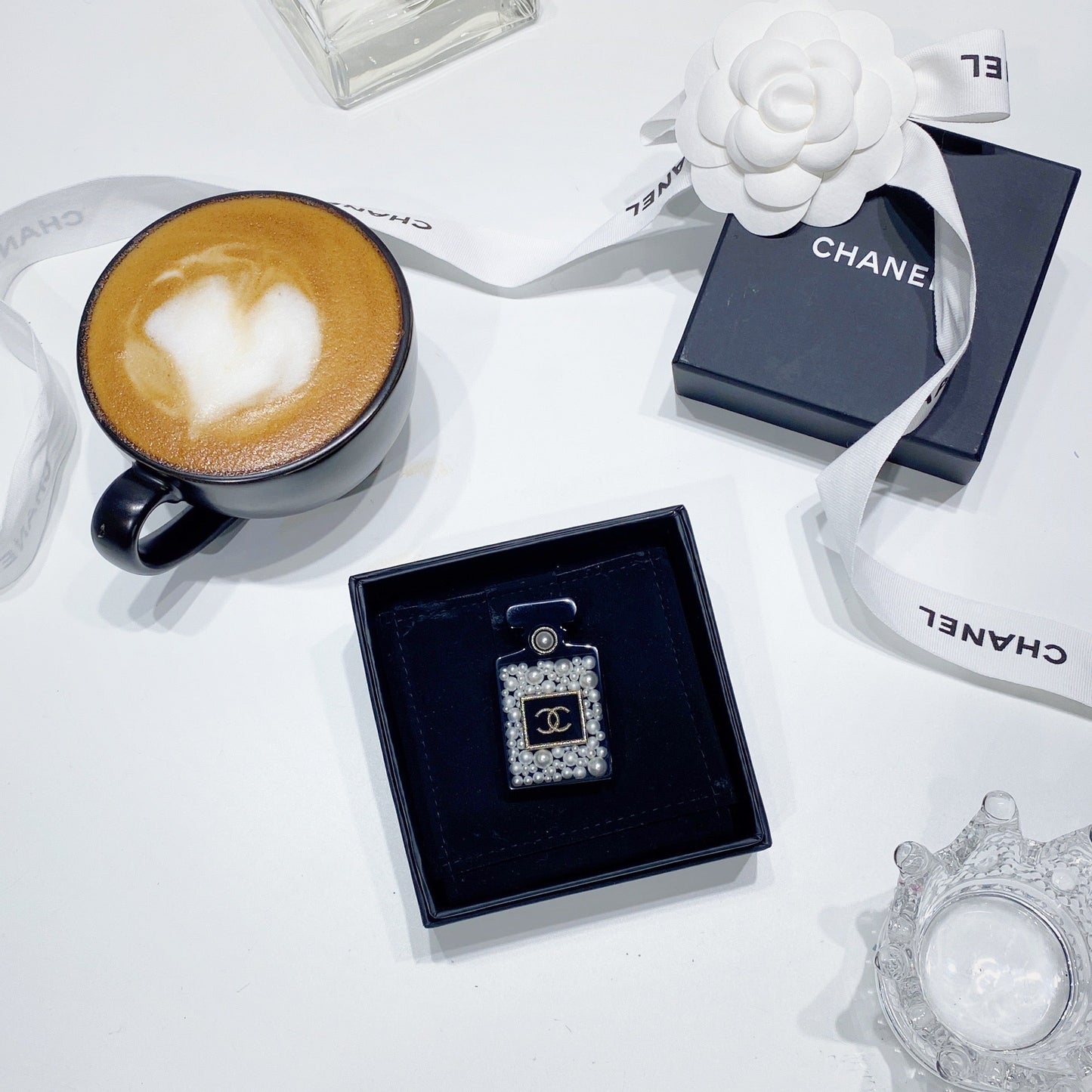No.3472-Chanel Acrylic Pearl Perfume Brooch