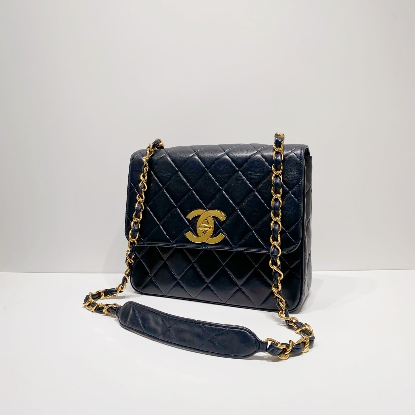 No.4069-Chanel Vintage Lambskin Turn-Lock Flap Bag